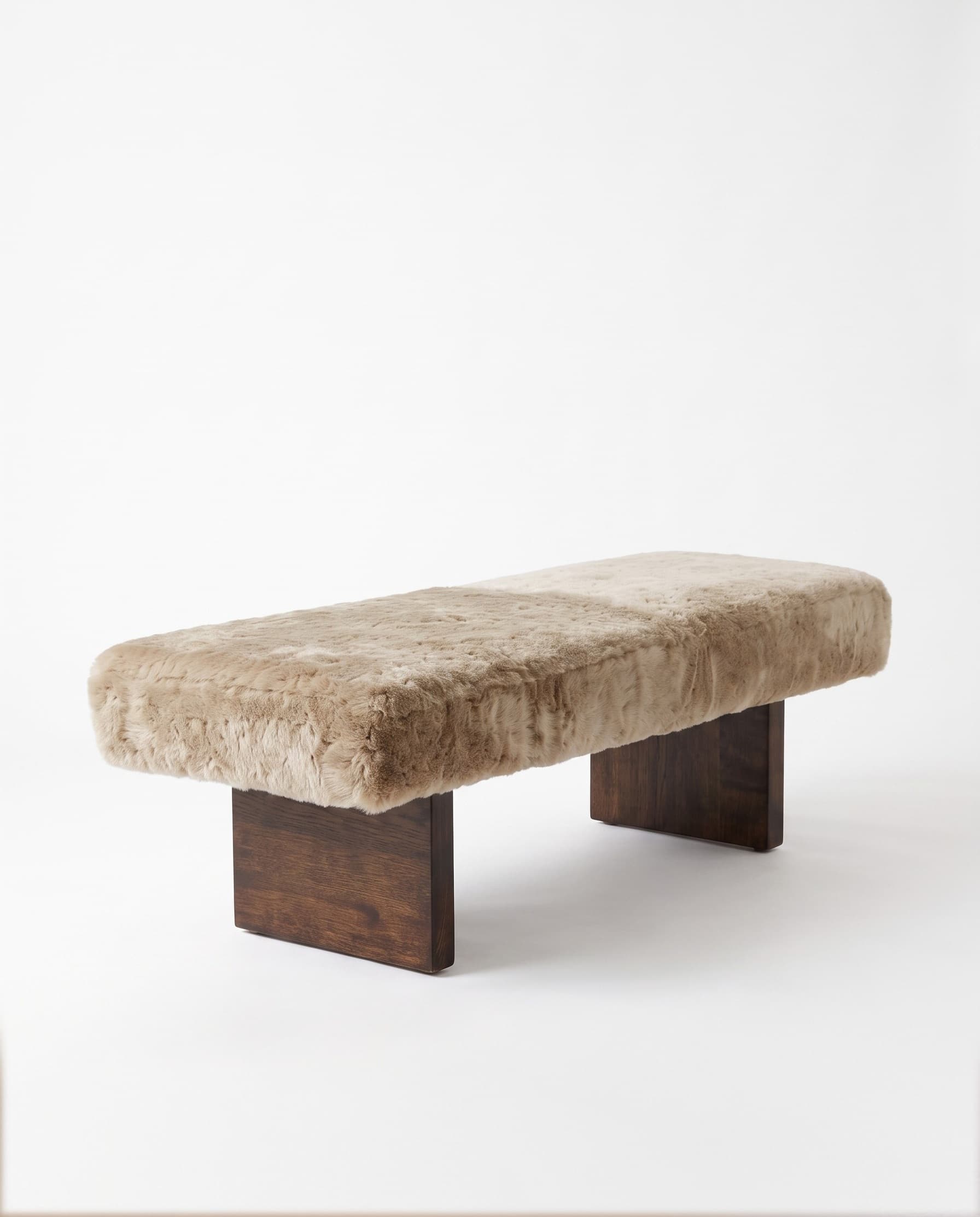 Banc en peau lainée tondue — 135 × 50 × 45 cm, vue de trois quarts