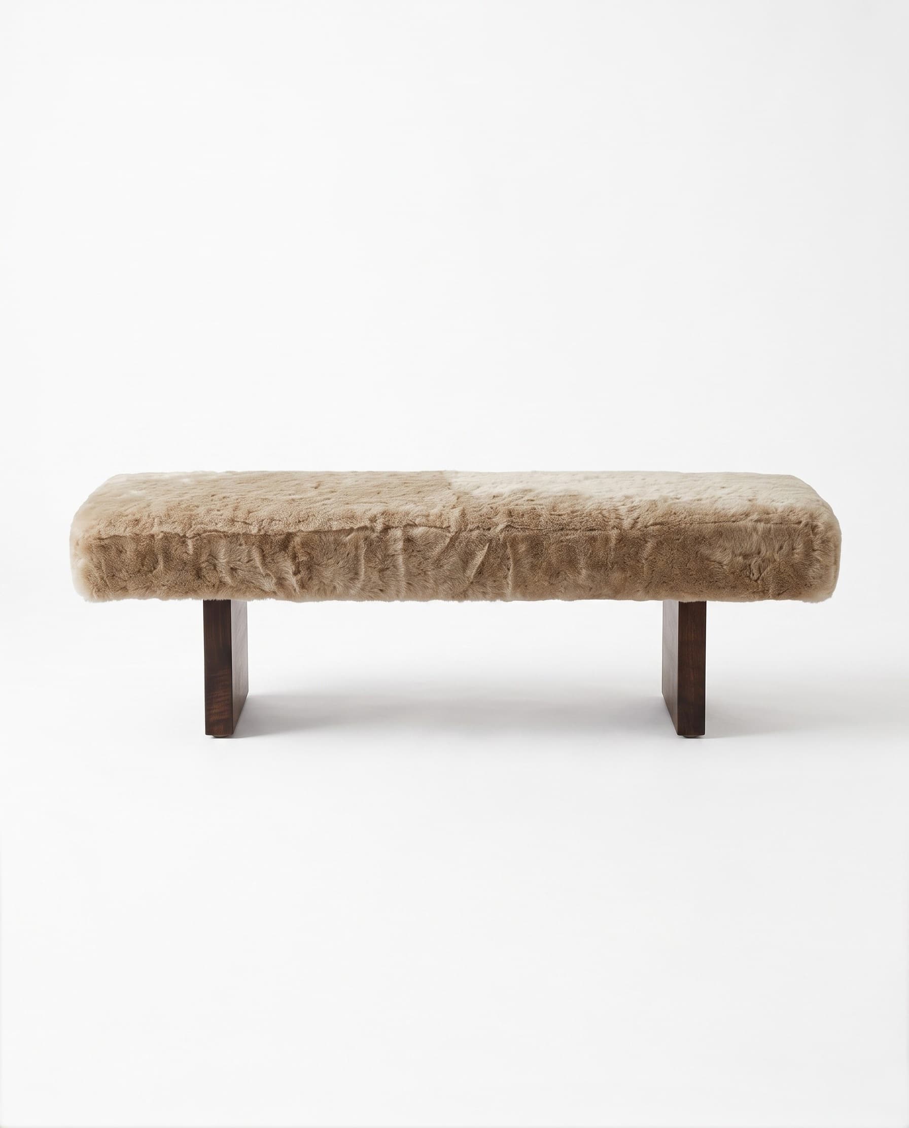 Banc en peau lainée tondue — 135 × 50 × 45 cm, vue de face
