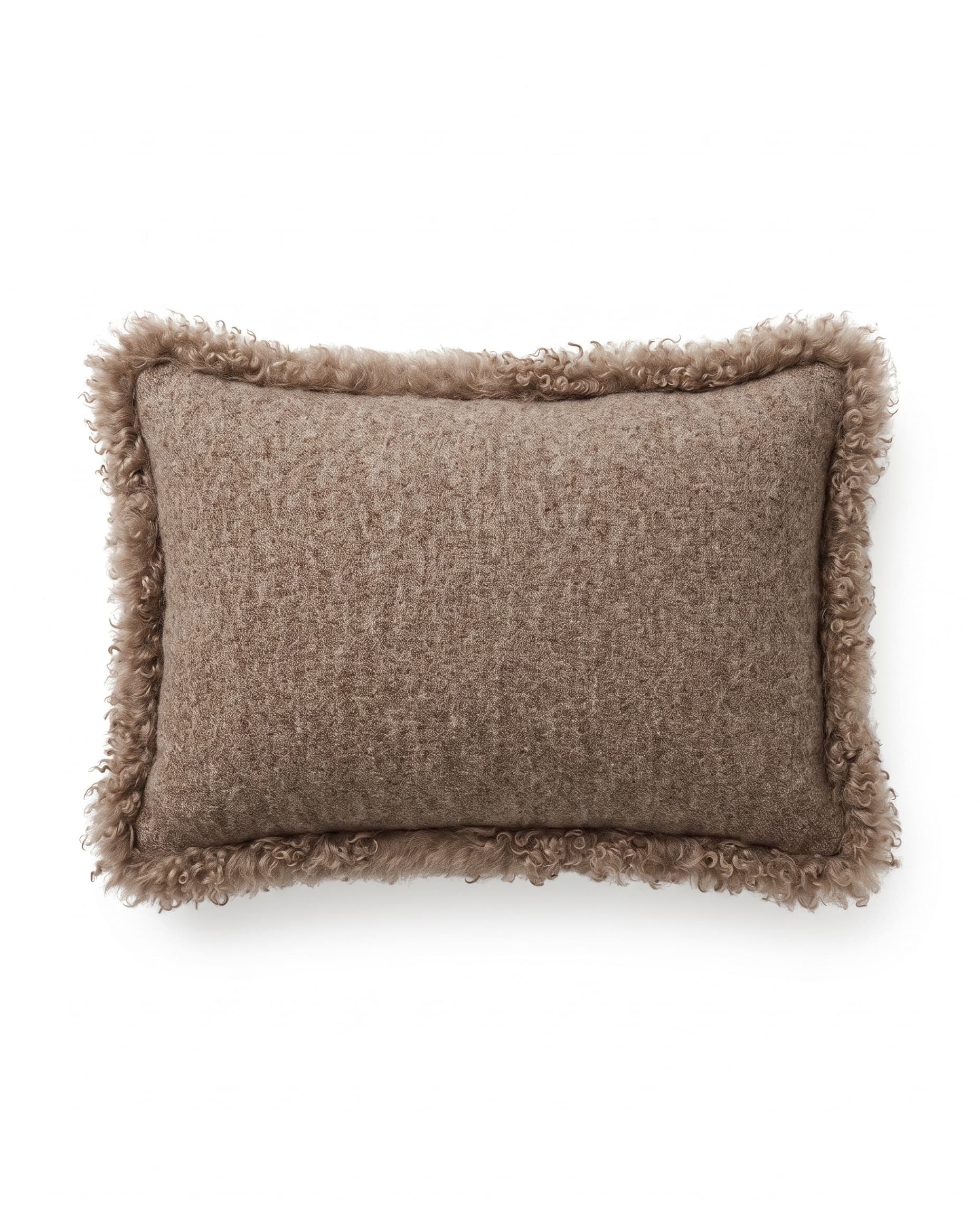 Coussin en alpaga et agneau — rectangulaire 30 × 50 cm, bordure d’agneau bouclée