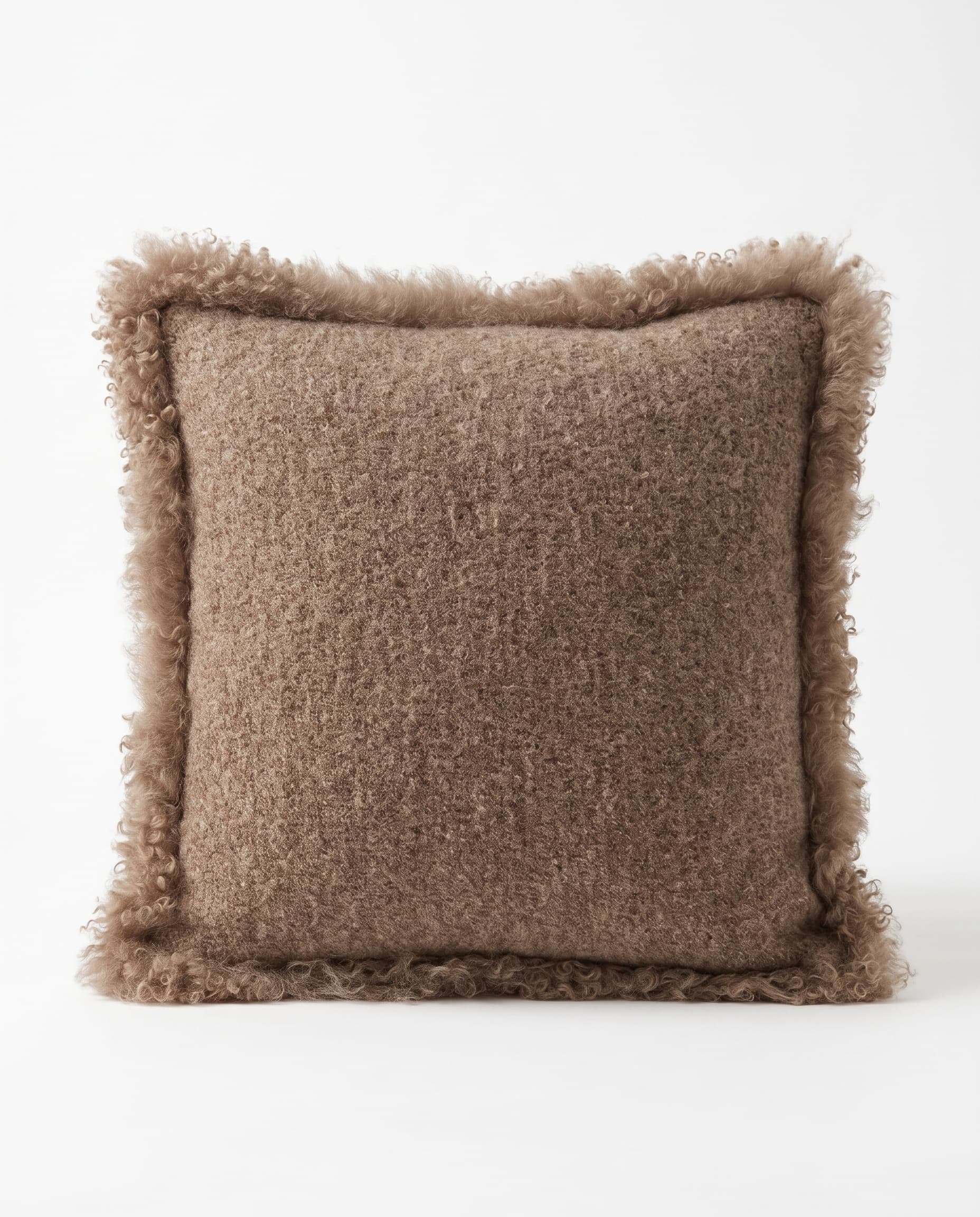 Coussin en alpaga et agneau — carré 45 × 45 cm, bordure d’agneau bouclée