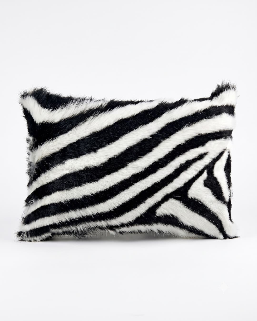 Coussin en peau de chèvre — Zèbre — 30 × 50 cm