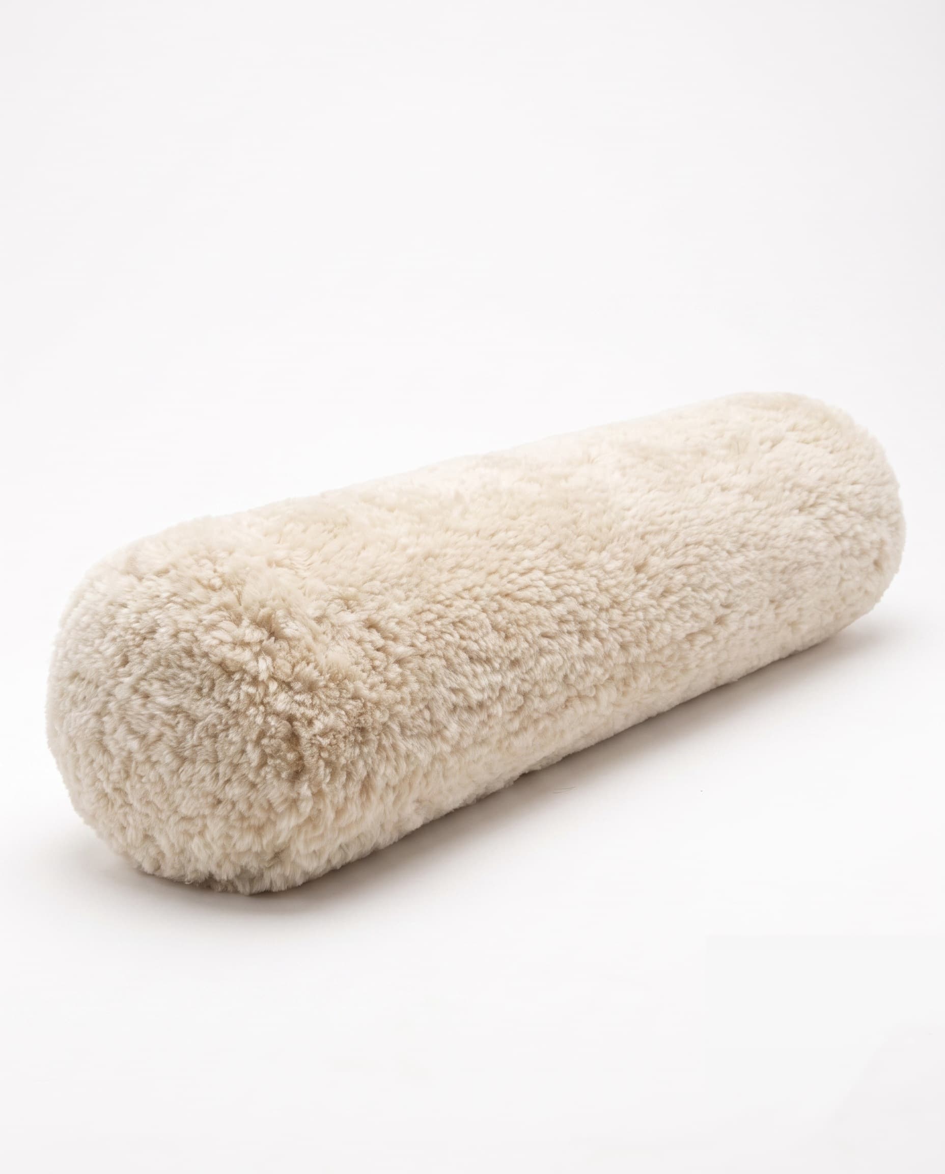 Coussin traversin en peau lainée tondue — Ivoire — 50 × 15 × 15 cm