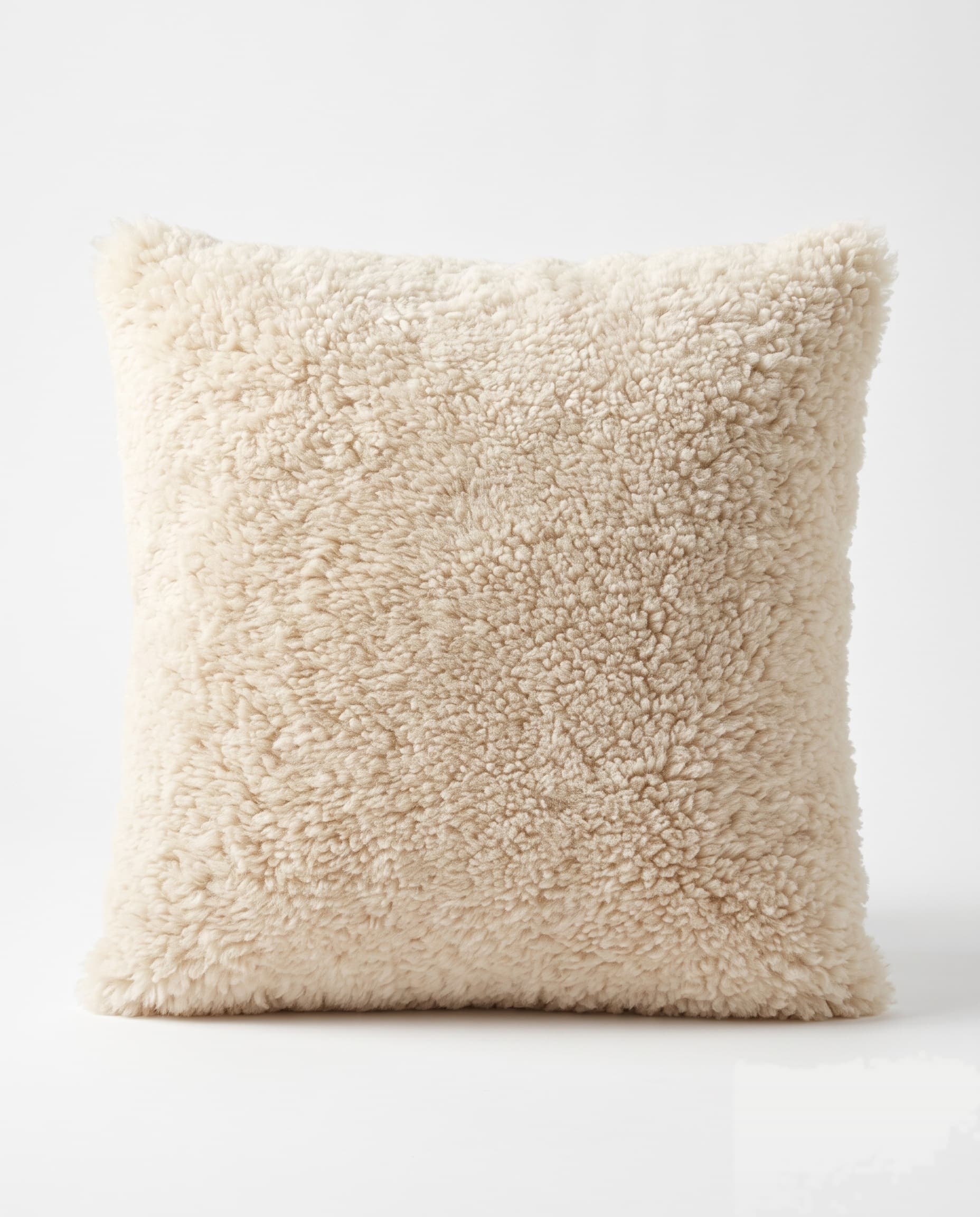 Coussin carré en peau lainée tondue — Ivoire — 50 × 50 cm