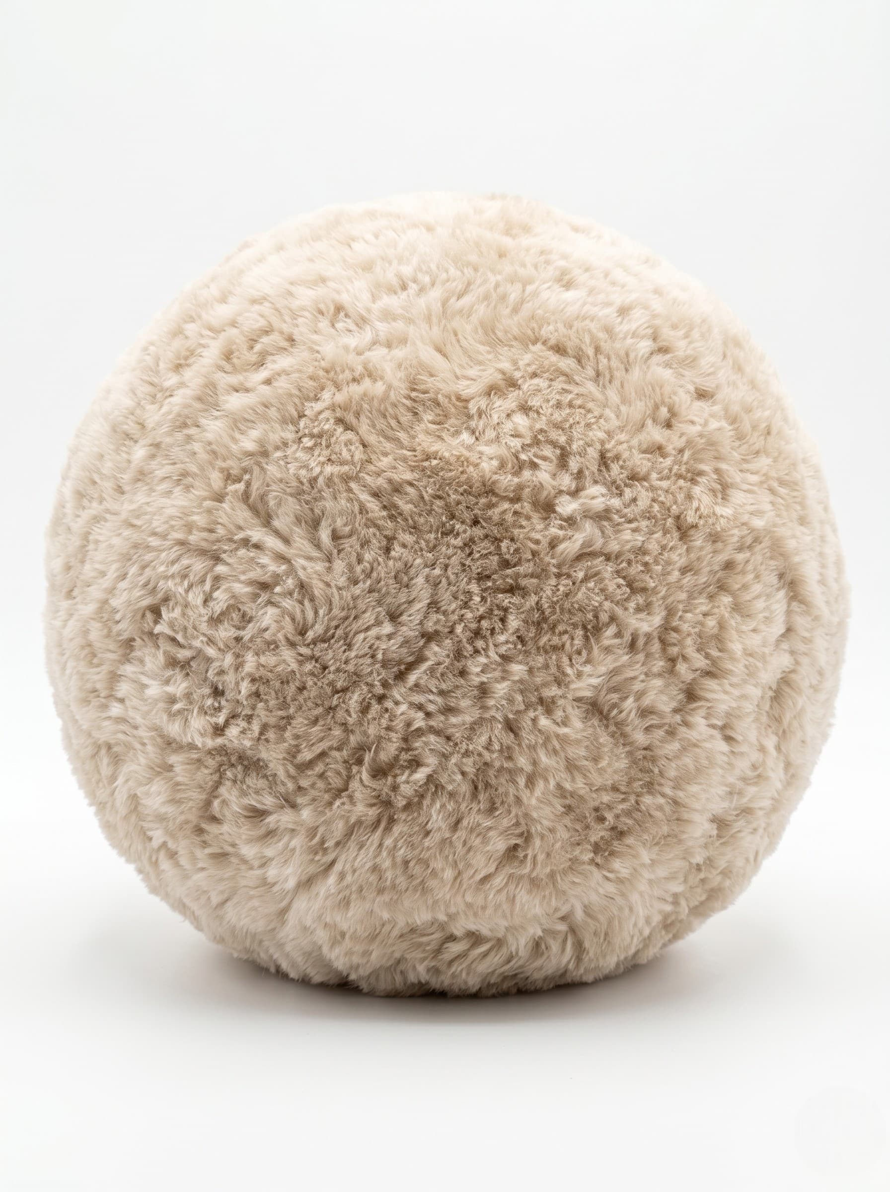 Coussin boule en peau lainée tondue
