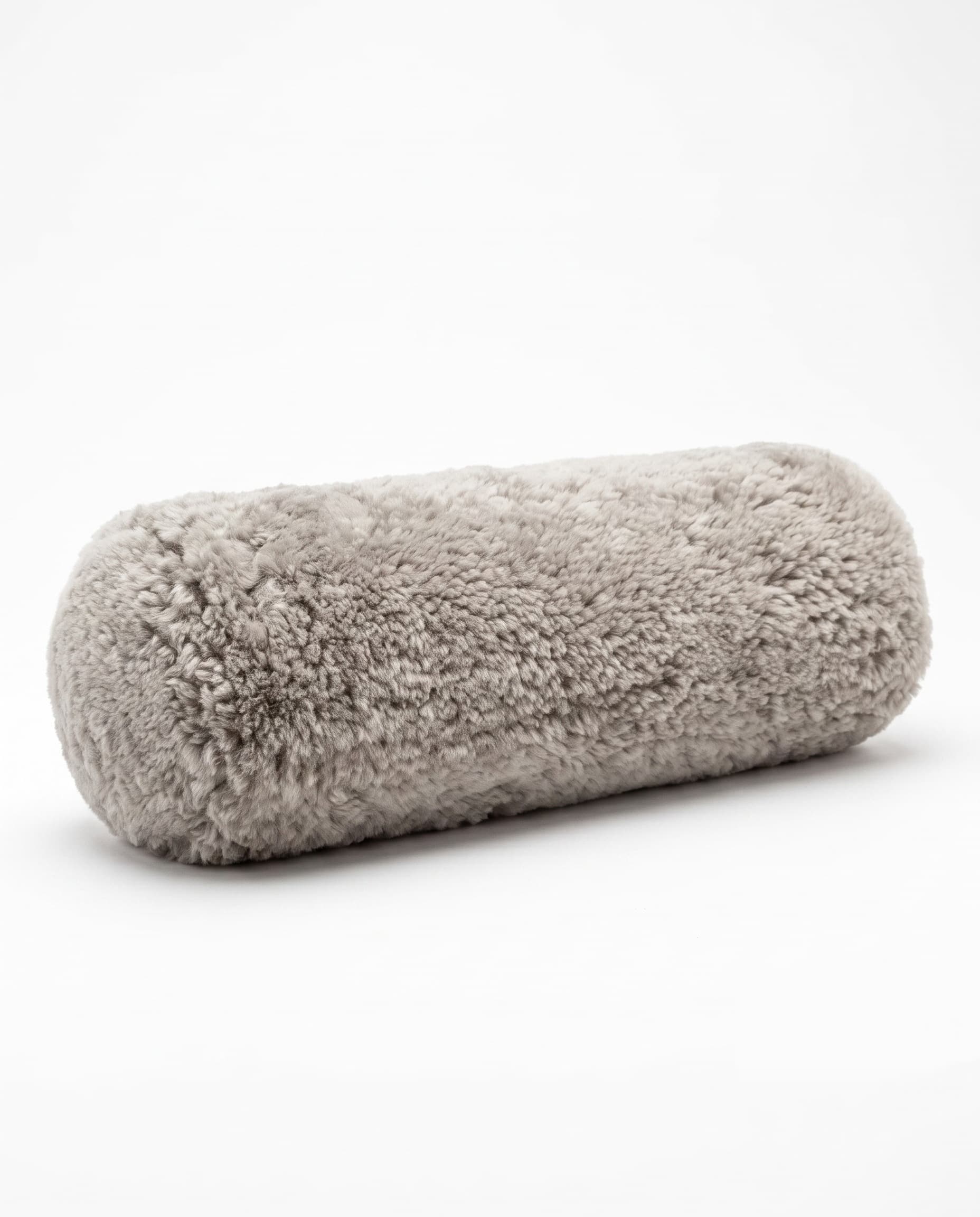Coussin traversin en peau lainée tondue — Gris clair — 50 × 15 × 15 cm