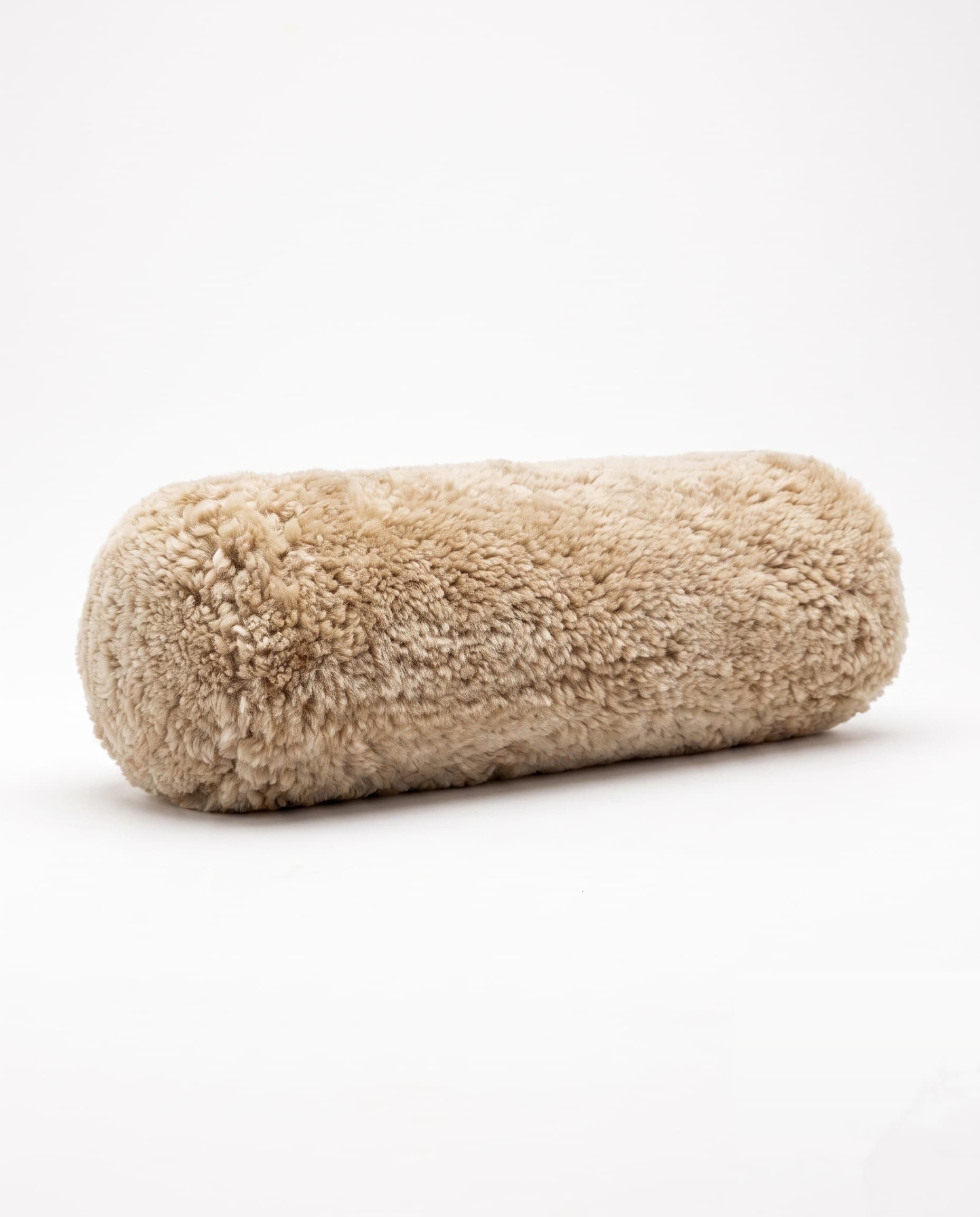Coussin traversin en peau lainée tondue — Sable — 50 × 15 × 15 cm
