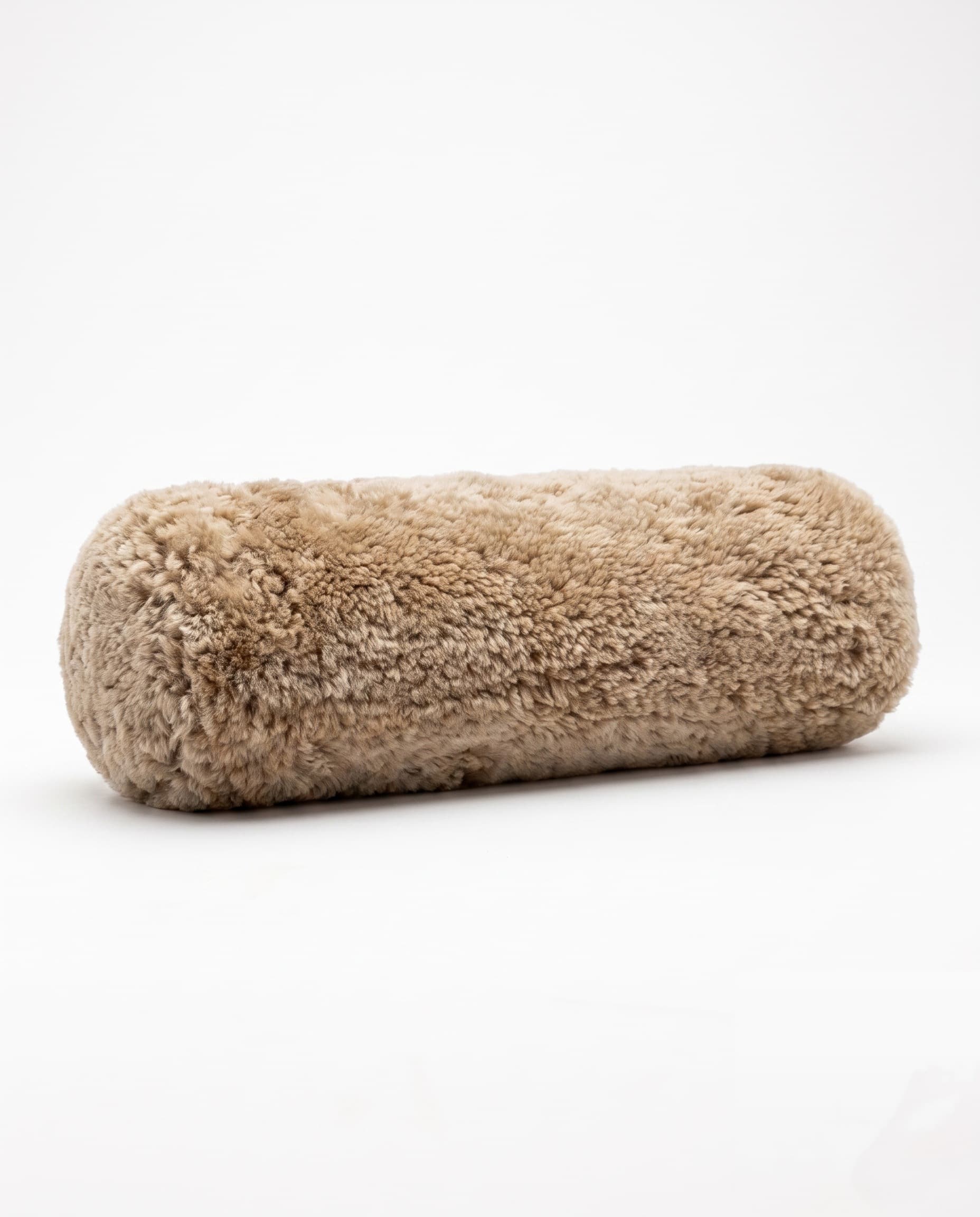 Coussin traversin en peau lainée tondue — Beige — 50 × 15 × 15 cm