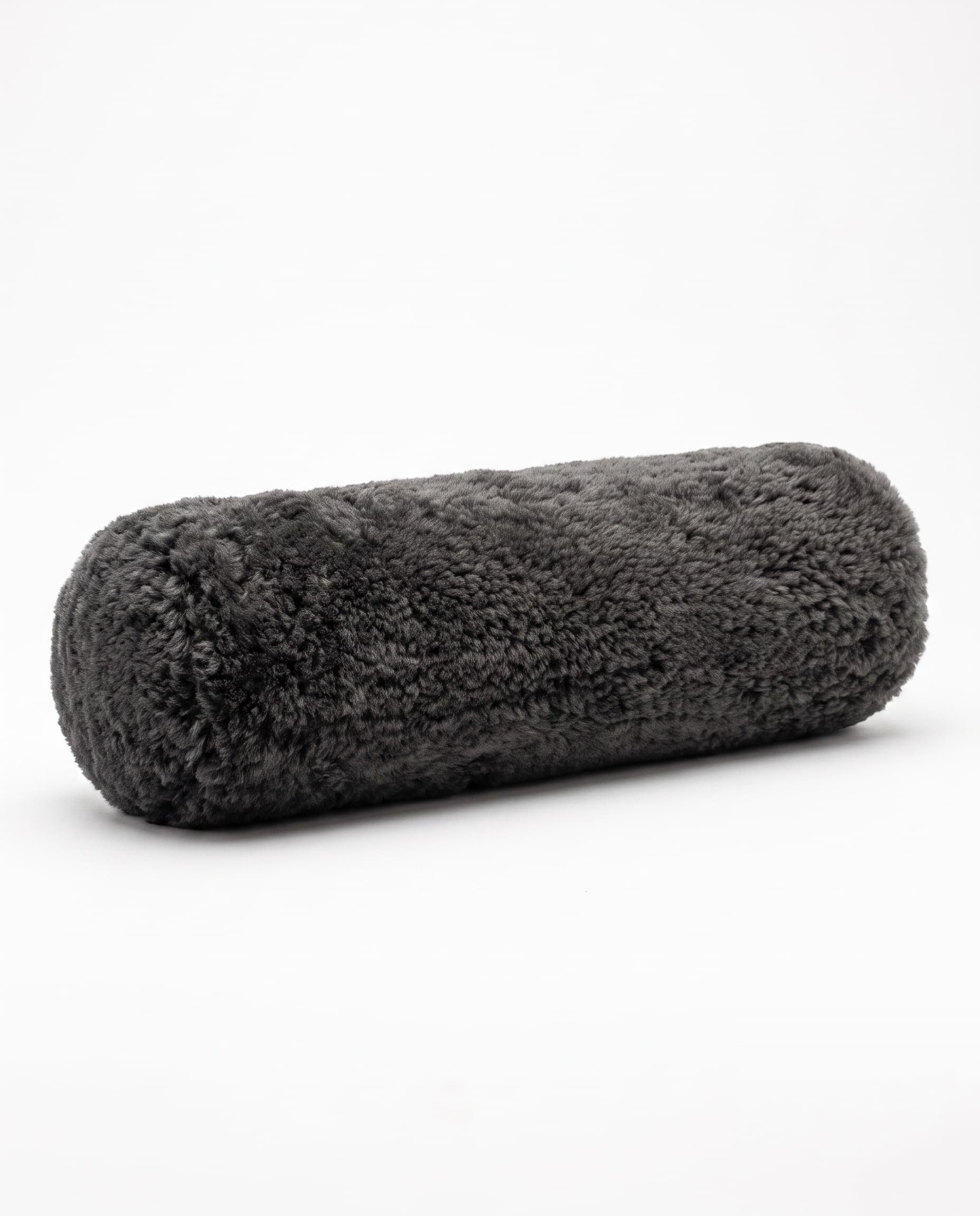 Coussin traversin en peau lainée tondue — Gris fumé — 50 × 15 × 15 cm