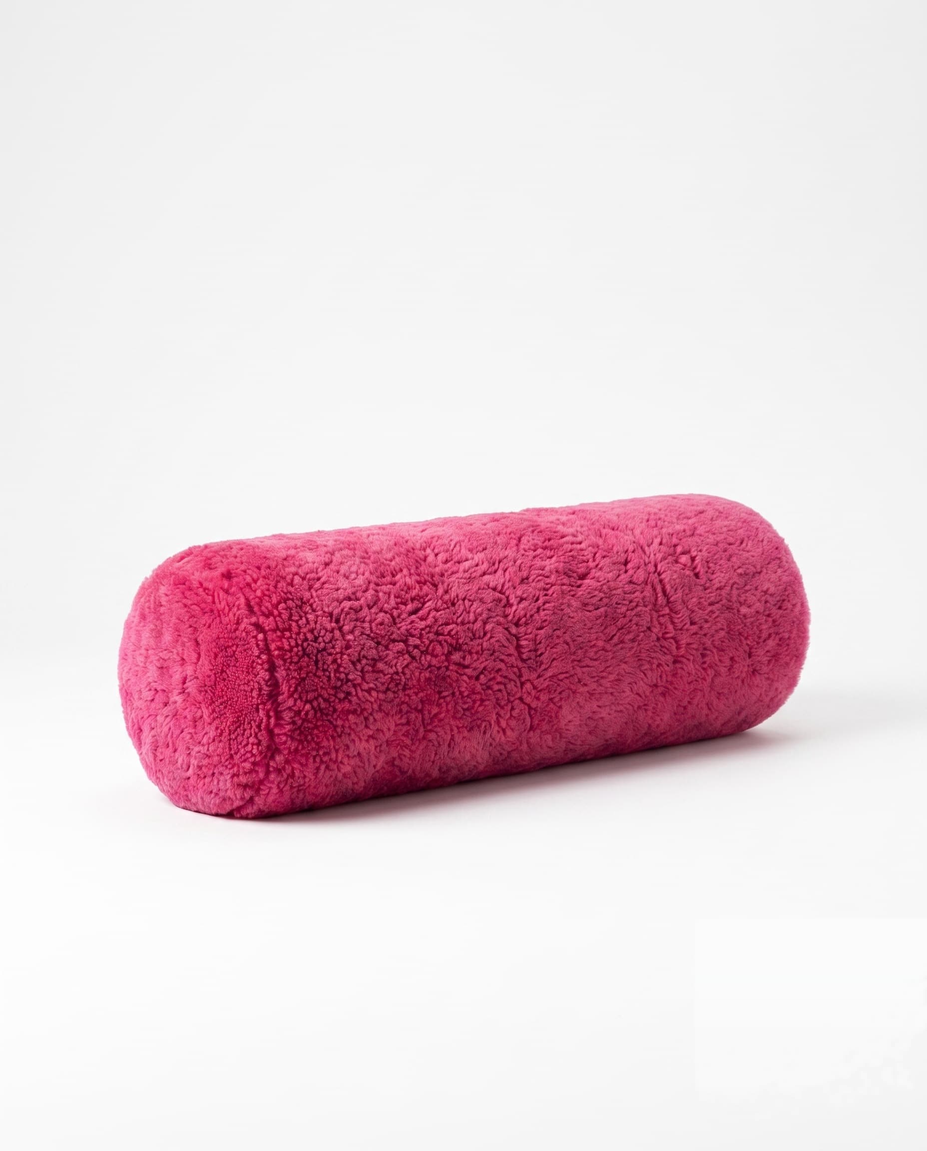 Coussin traversin en peau lainée tondue — Fuchsia — 50 × 15 × 15 cm