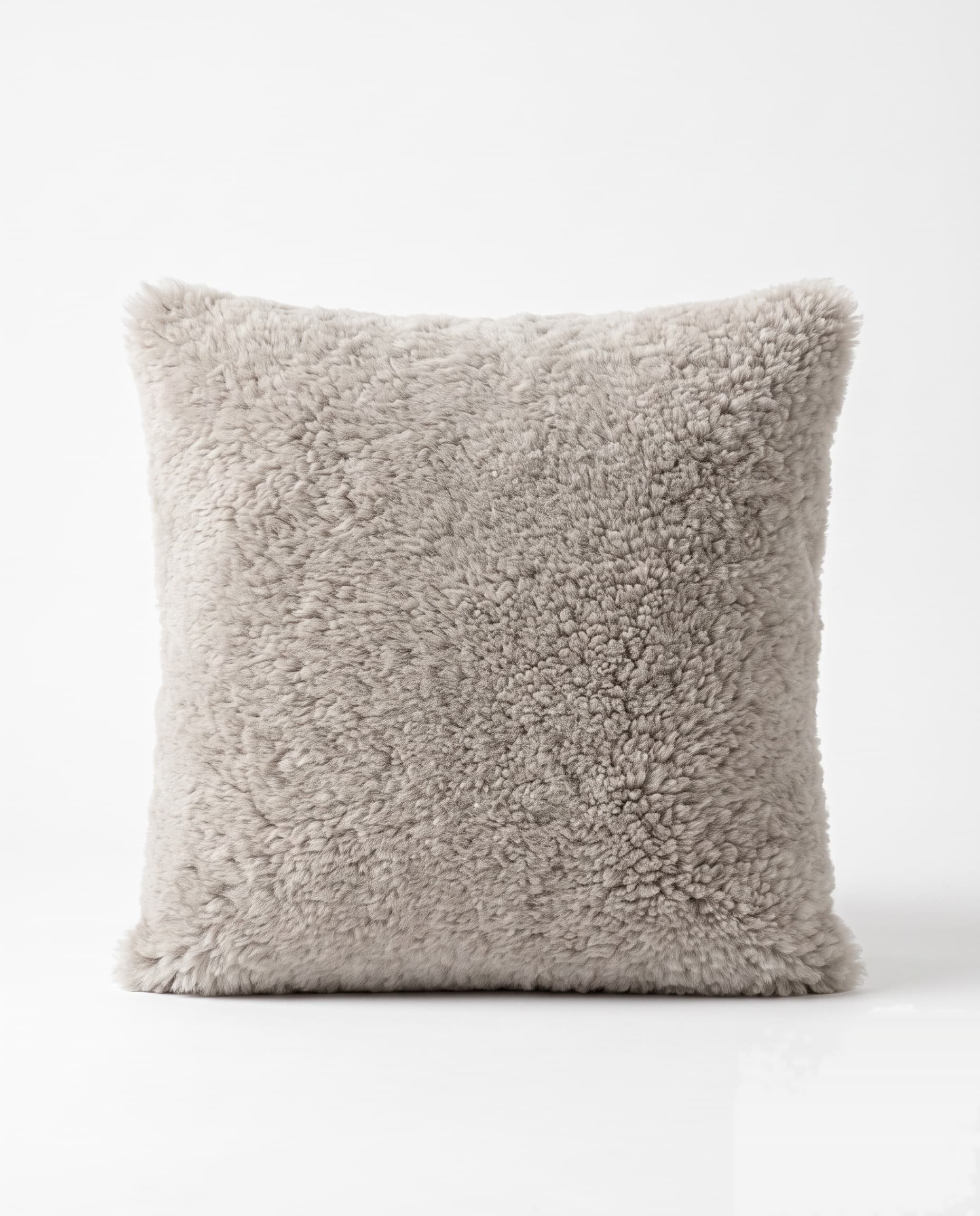 Coussin carré en peau lainée tondue — Gris clair — 50 × 50 cm