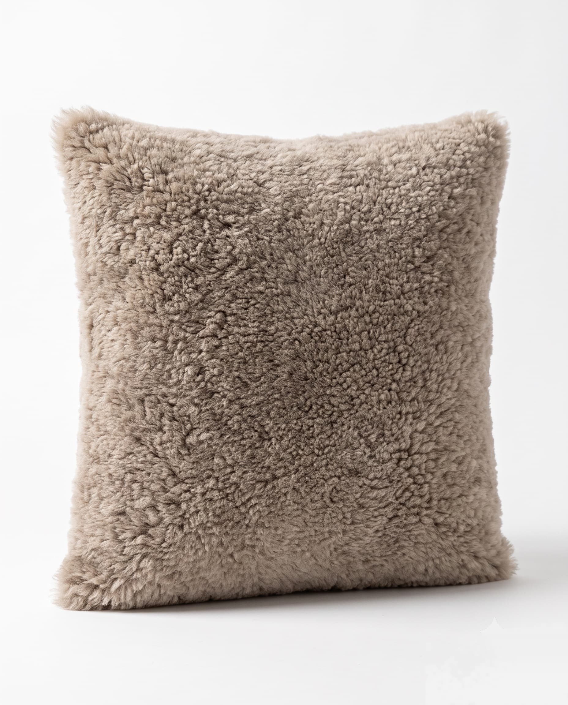 Coussin carré en peau lainée tondue — Taupe — 50 × 50 cm