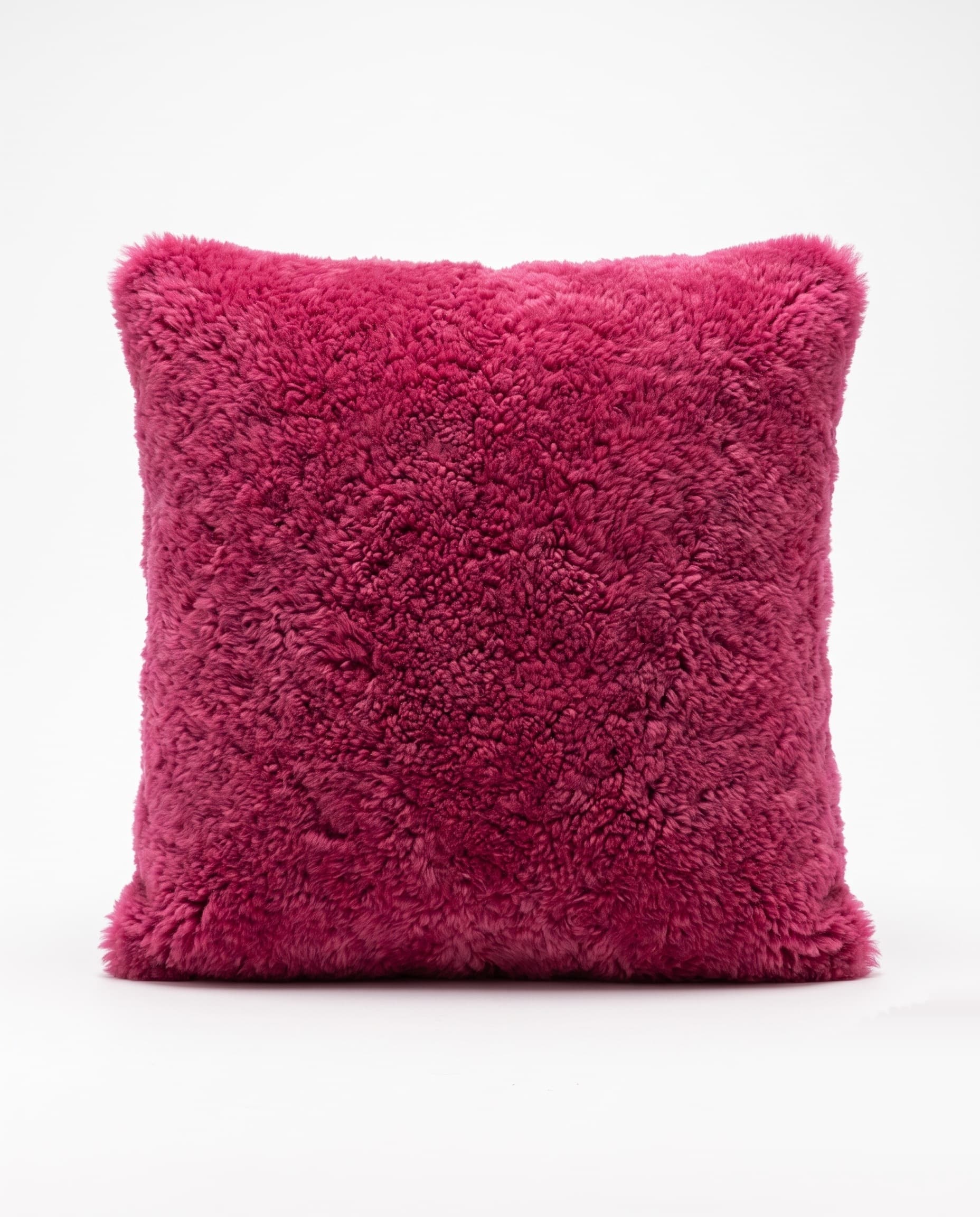 Coussin carré en peau lainée tondue — Fuchsia — 50 × 50 cm