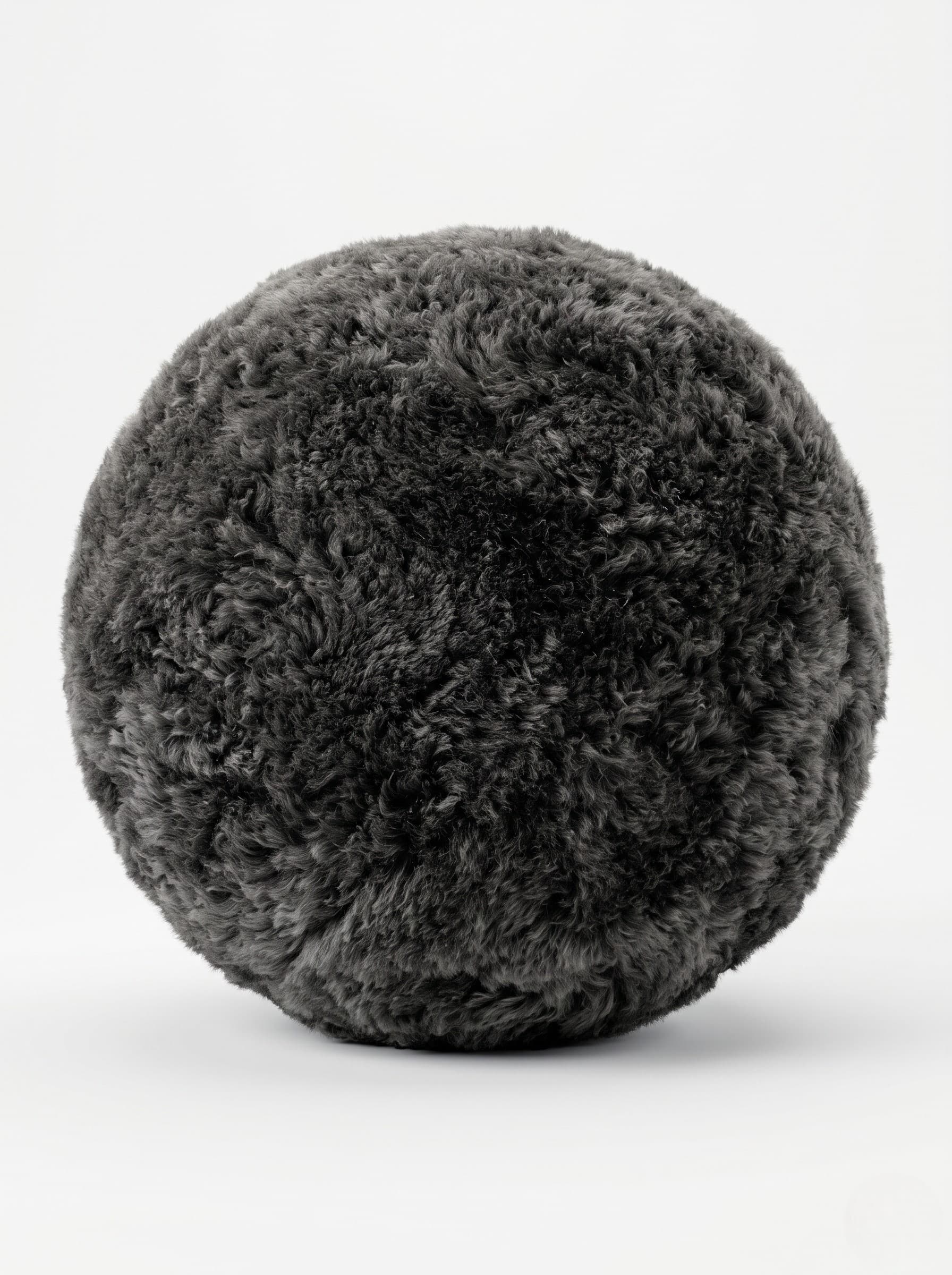 Coussin boule en peau lainée tondue — seconde vue