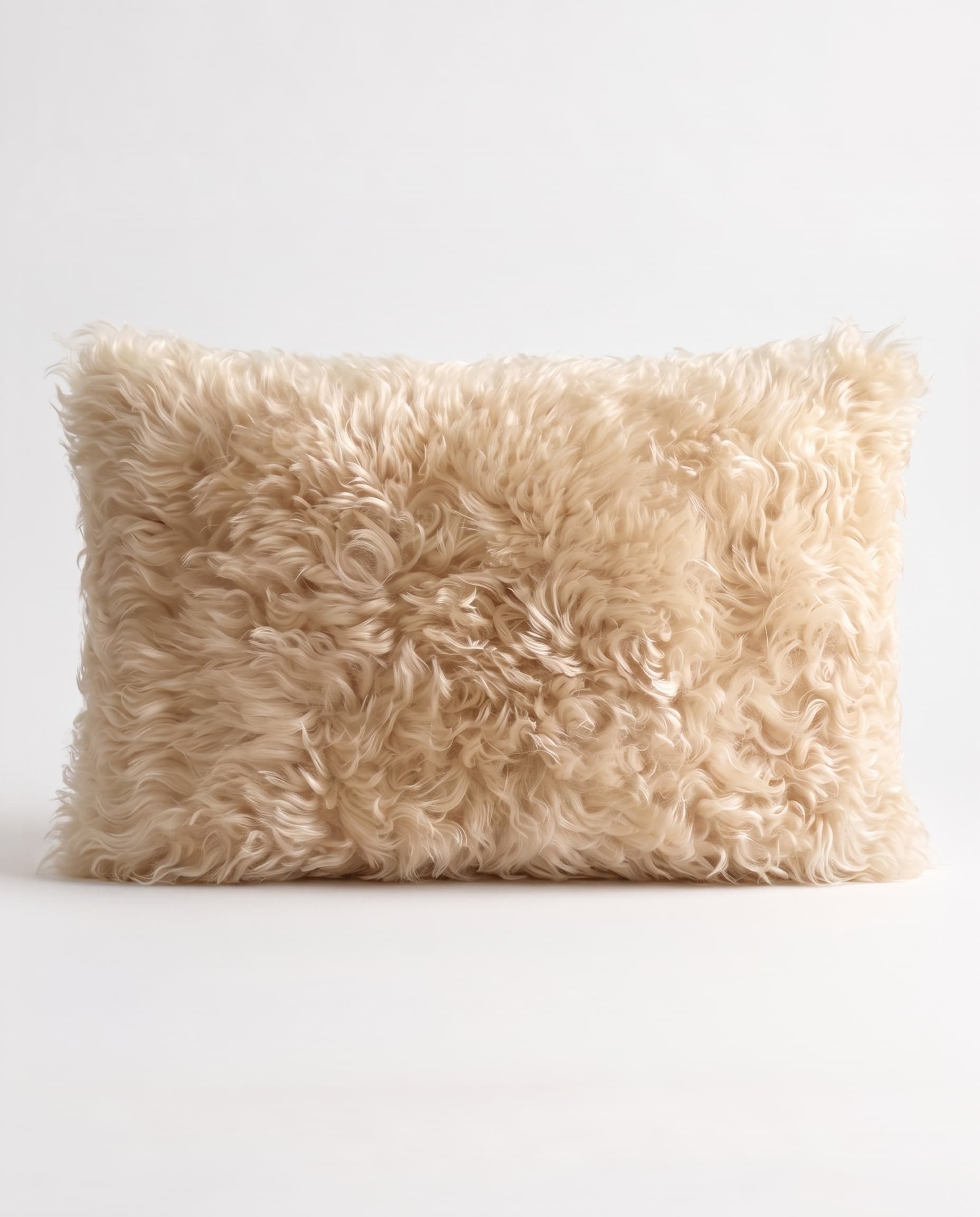 Coussin en peau de mouton — style islandais — rectangulaire 30 × 50 cm, poil long ondulé