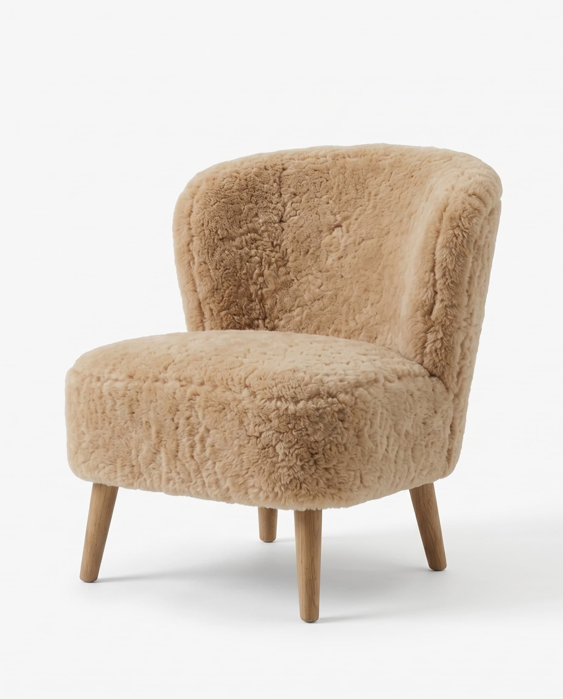 Fauteuil en peau lainée tondue vu de trois quarts — profondeur d'assise et courbe du dossier