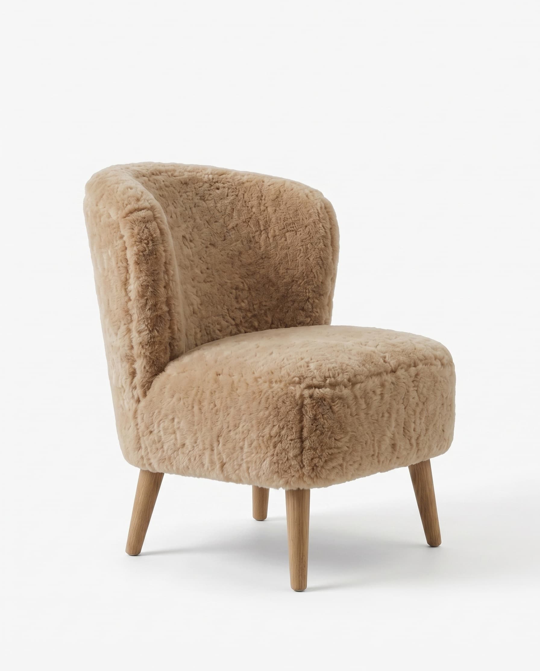 Fauteuil en peau lainée tondue vu de trois quarts, flanc découvert — épaisseur du dossier