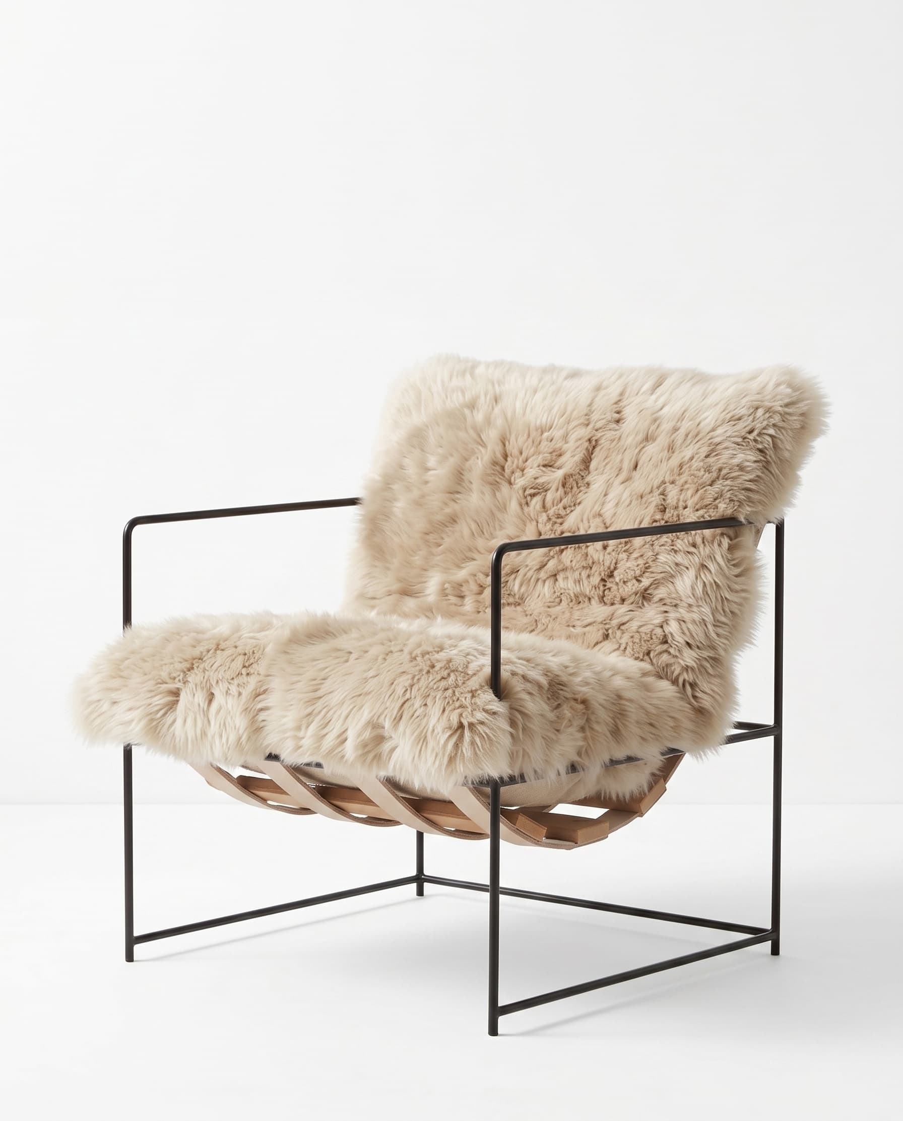Fauteuil en peau de mouton de Nouvelle-Zélande vu de trois quarts — sangles de cuir portant l'assise
