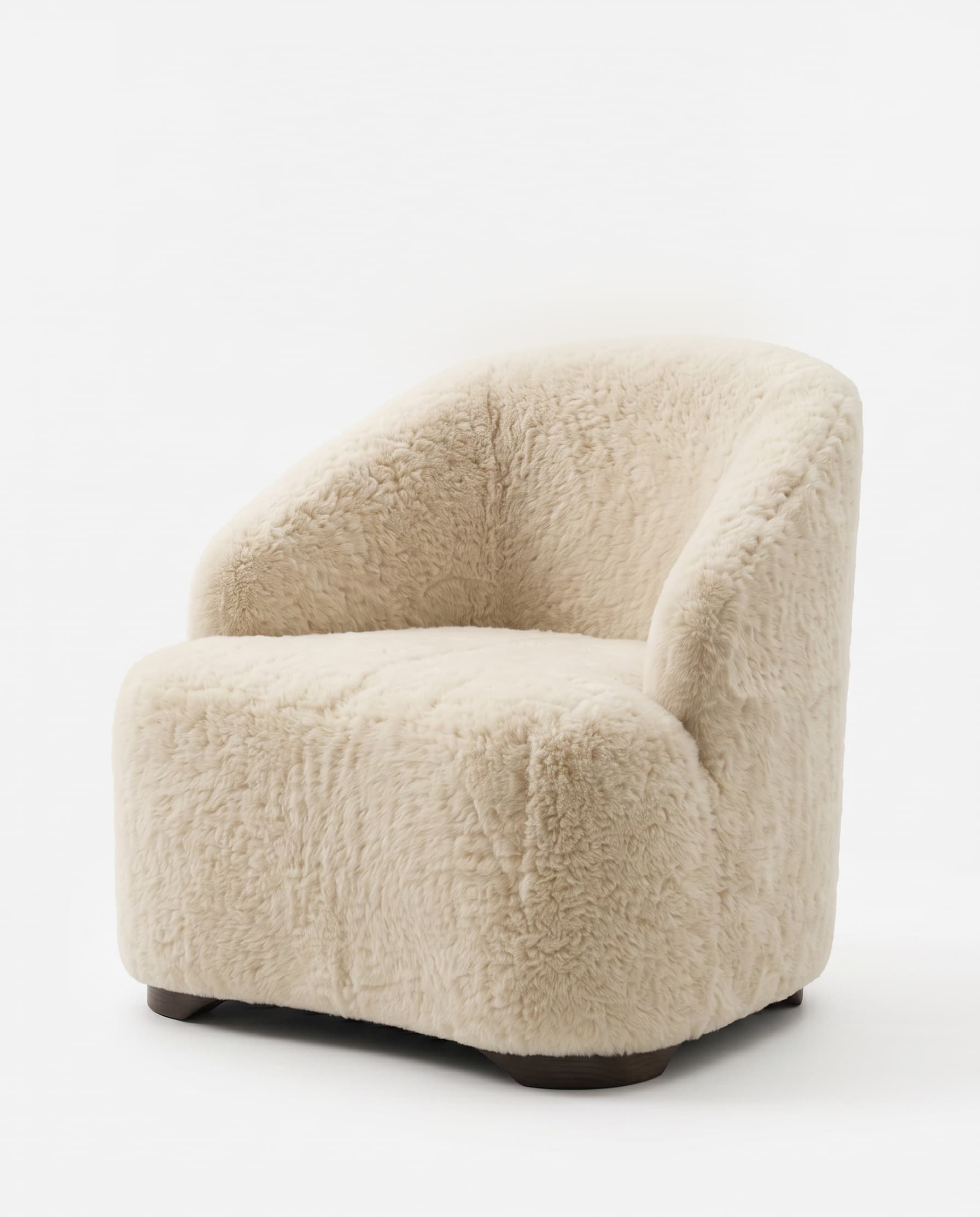 Fauteuil en peau lainée tondue vu de trois quarts — largeur d'assise et galbe de l'accoudoir