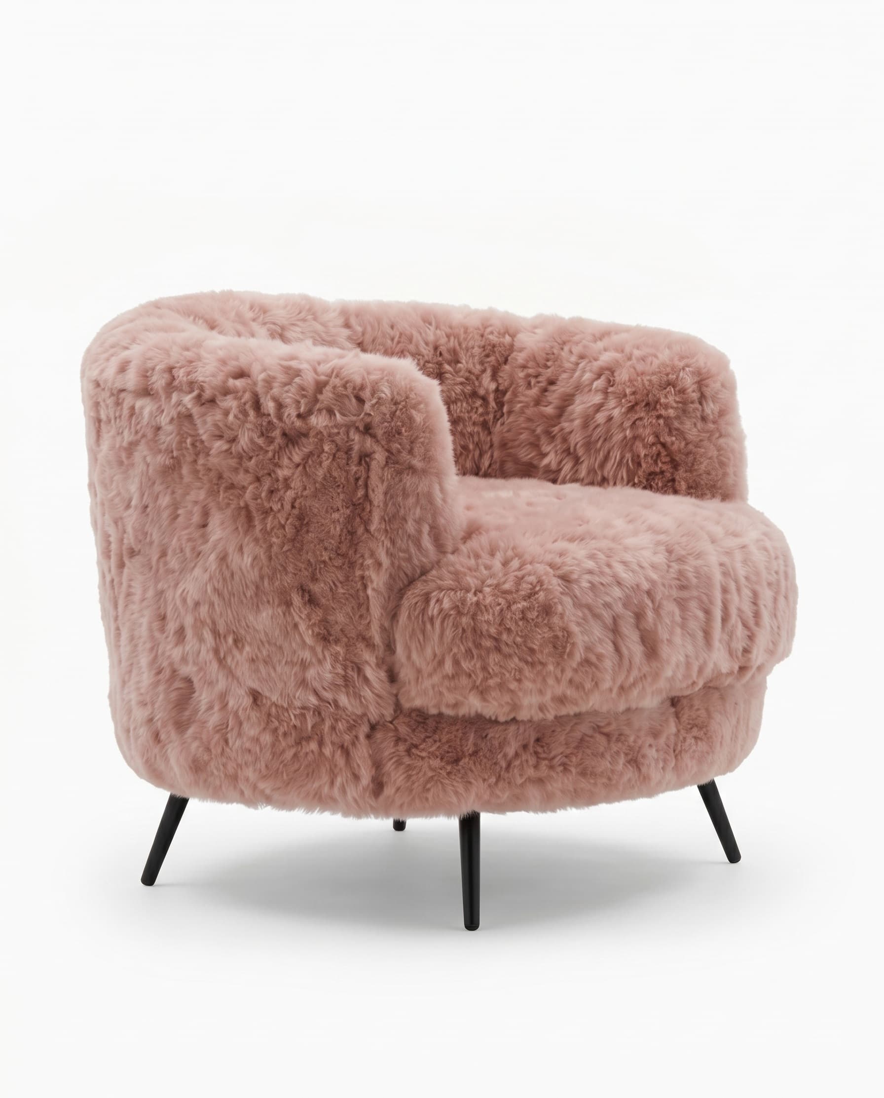 Fauteuil Sils vu de trois quarts — profondeur d'assise et galbe des accoudoirs