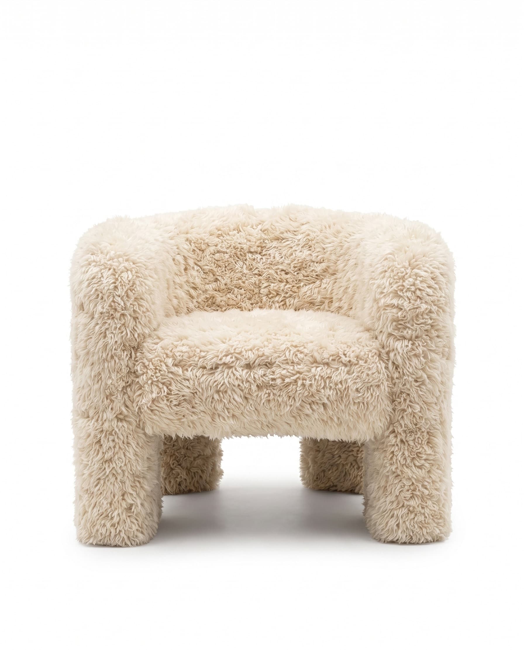 Fauteuil sculptural en peau de mouton de style islandais vu de face — dossier enveloppant, assise pleine, quatre pieds cylindriques