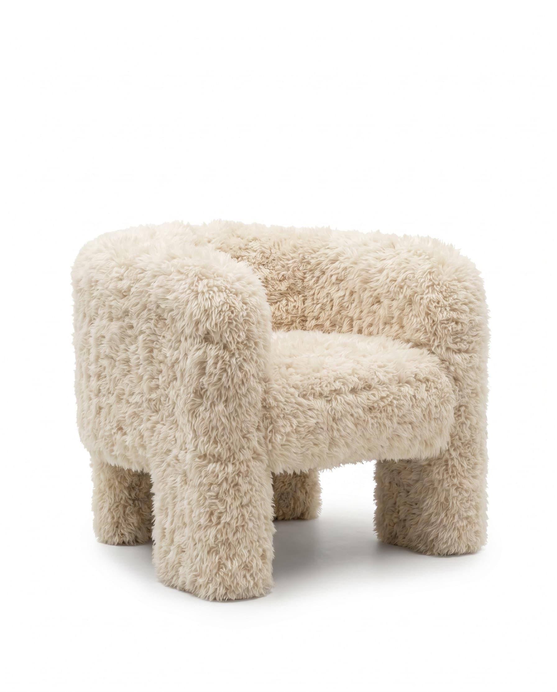 Fauteuil sculptural en peau de mouton de style islandais vu de trois quarts — épaisseur de l'accoudoir et longueur des mèches
