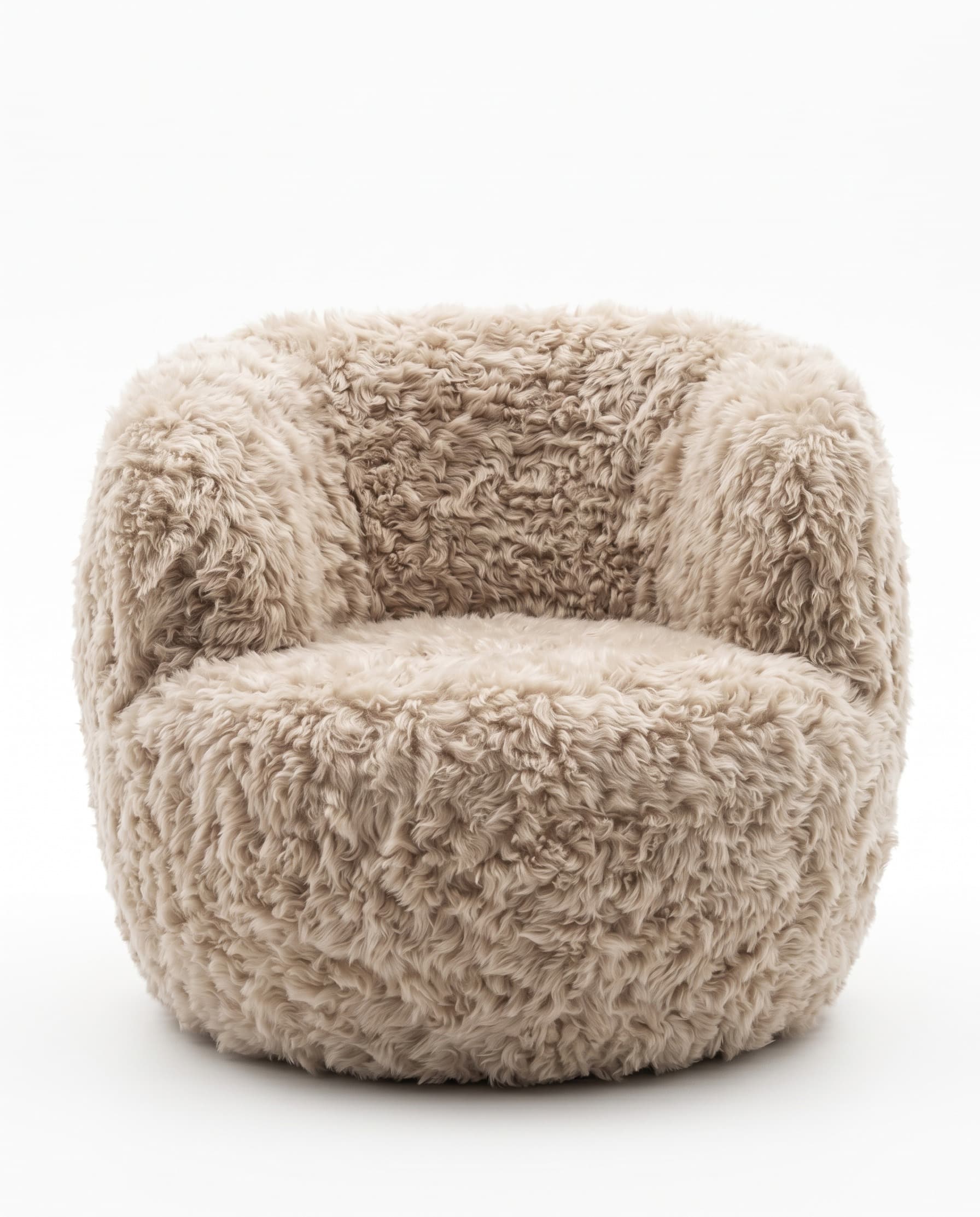 Fauteuil sculptural en peau de mouton de style islandais, coloris beige, vu de face — dossier arrondi et assise pleine