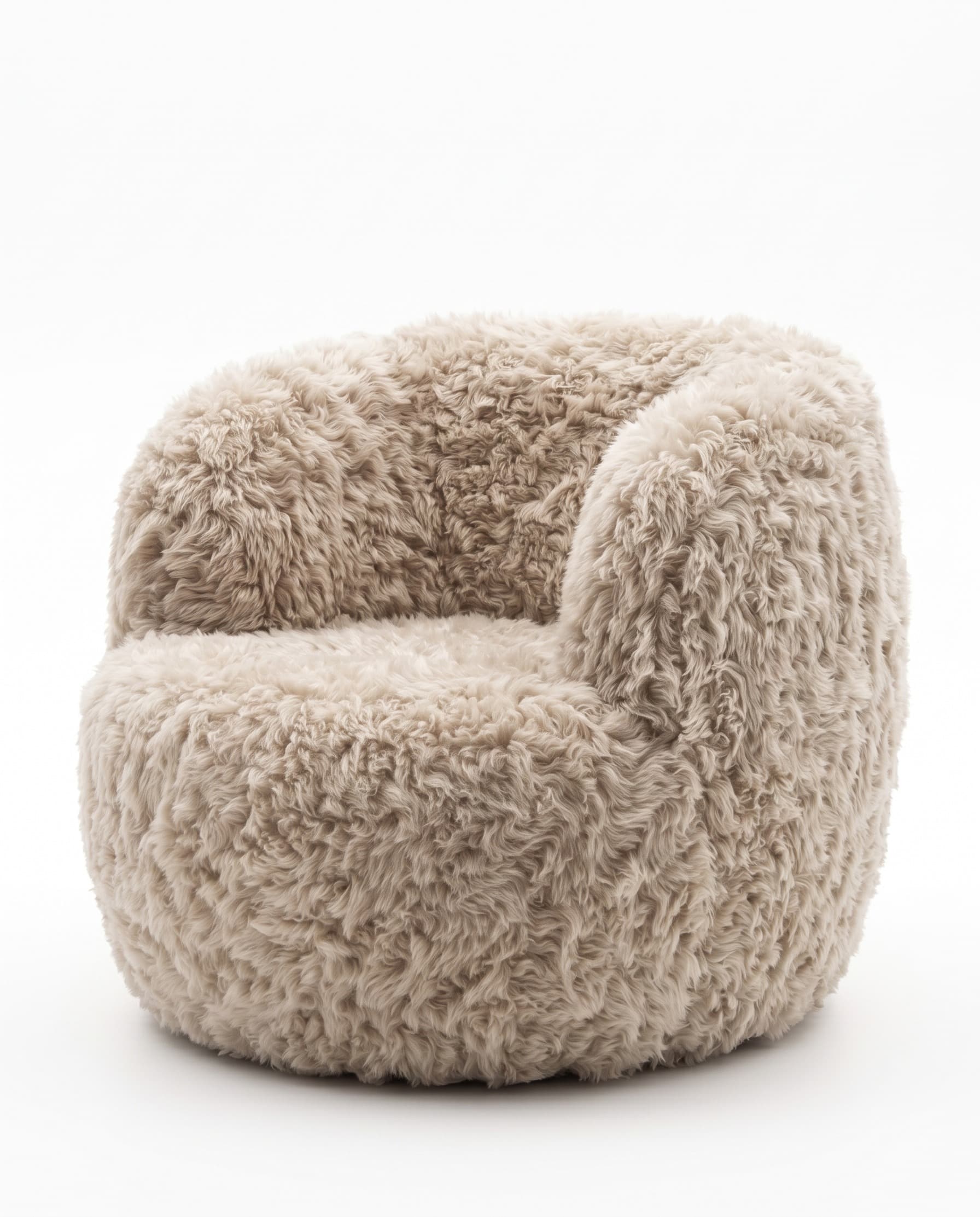 Fauteuil sculptural en peau de mouton de style islandais, coloris beige, vu de trois quarts — volume enveloppant et longueur des mèches