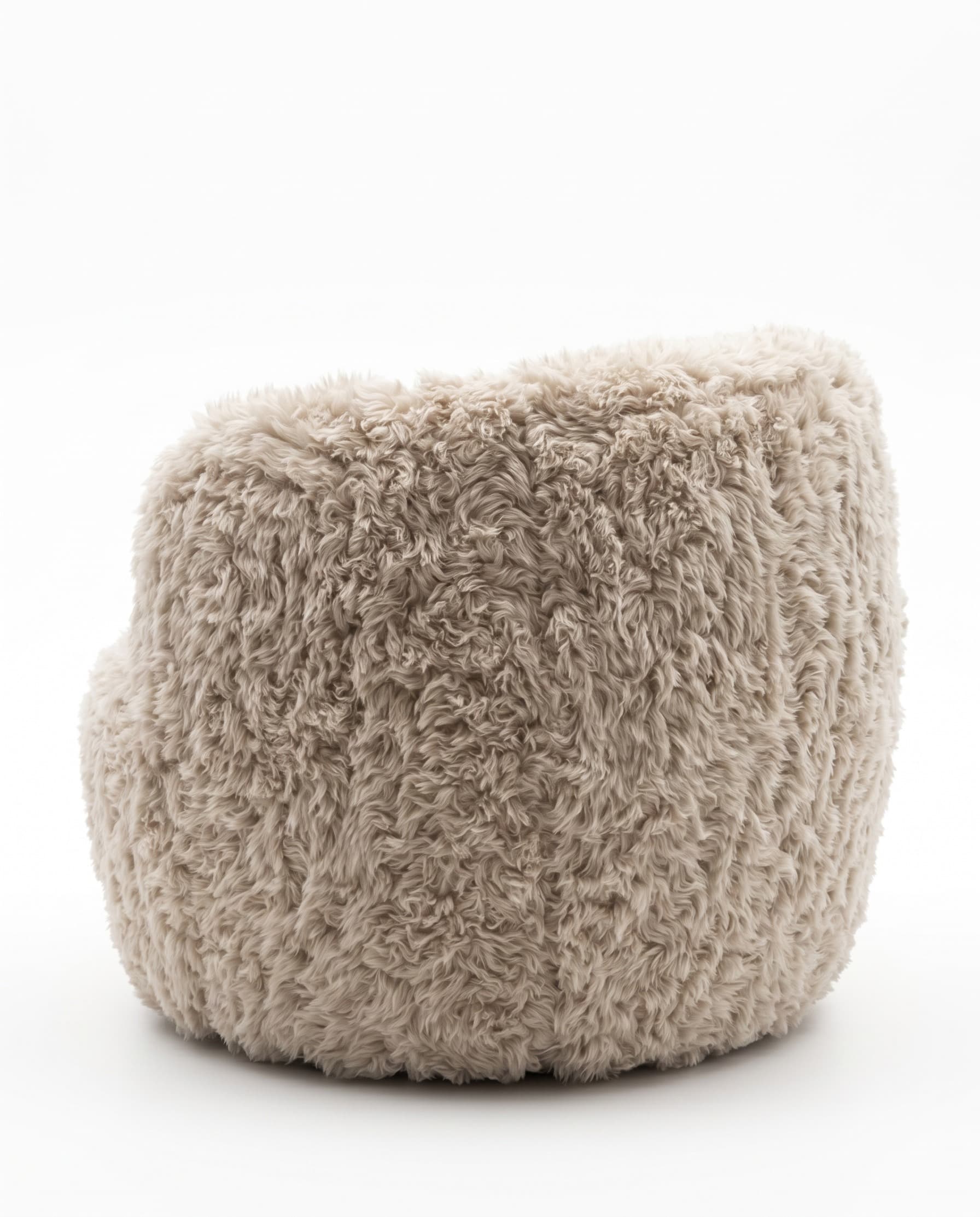 Fauteuil sculptural en peau de mouton de style islandais, coloris beige, vu de dos — dossier habillé sur toute sa courbe
