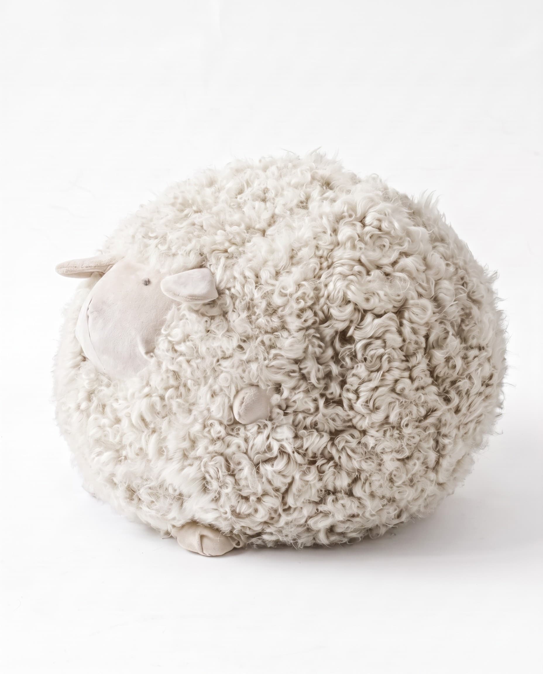 Mouton décoratif en peau de mouton — Ivoire — de profil