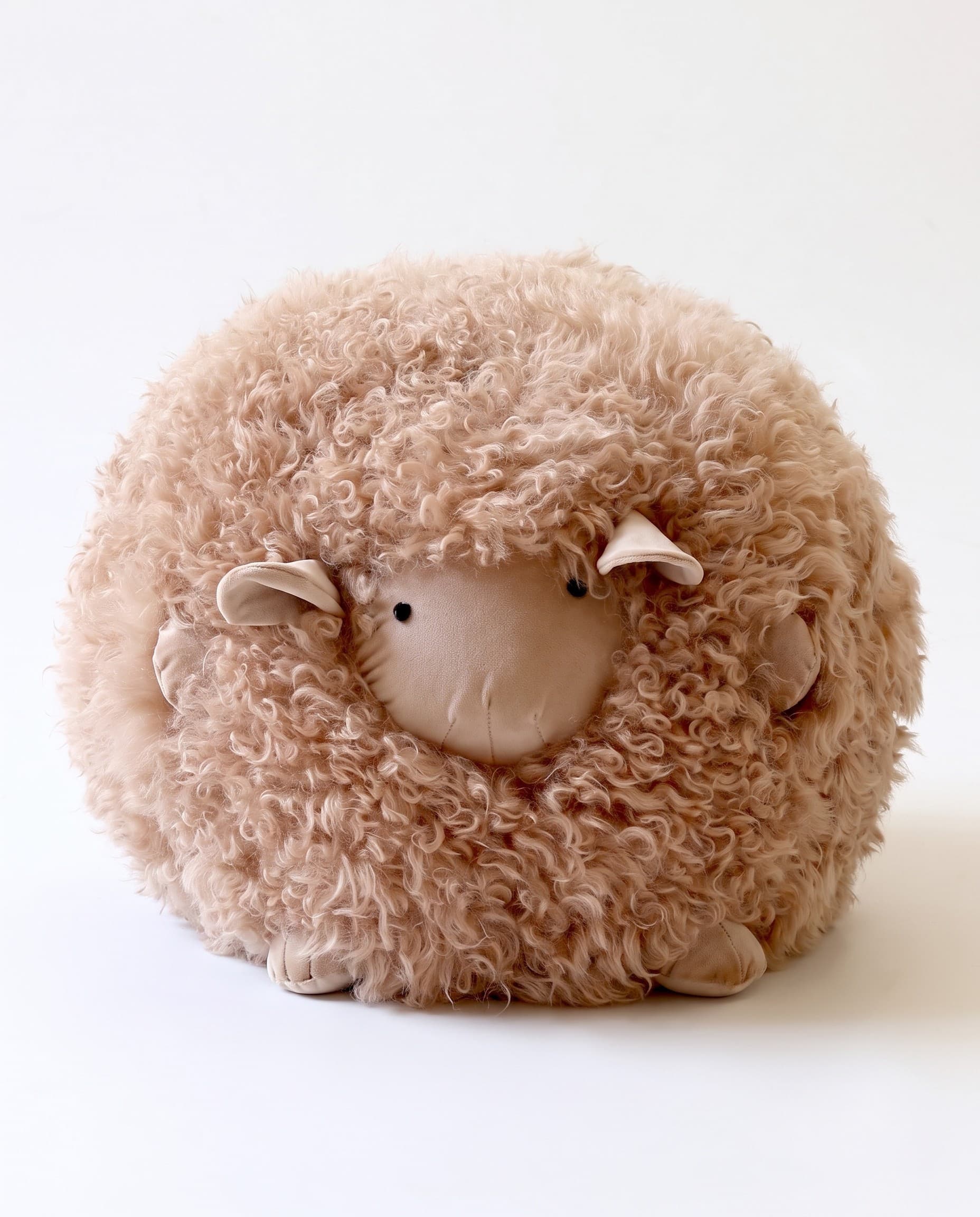 Mouton décoratif en peau de mouton — Orange clair — vu de face