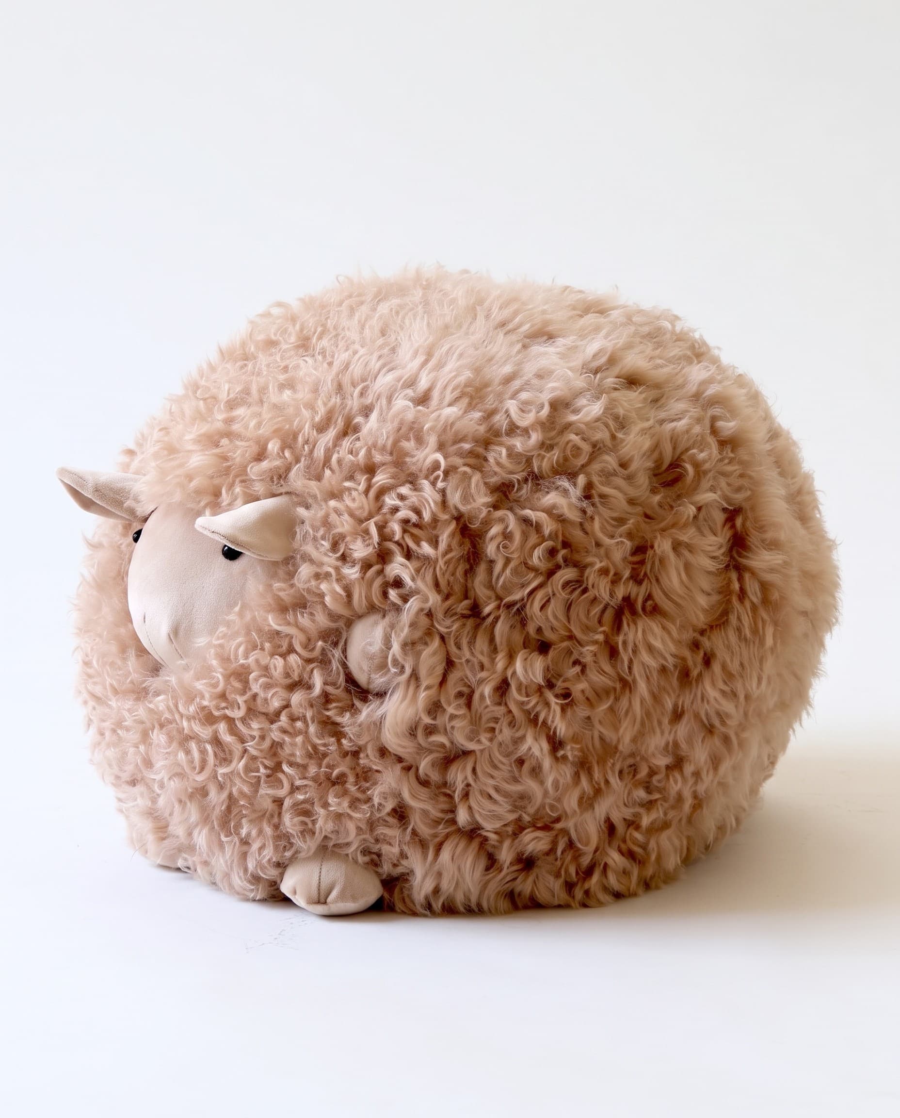 Mouton décoratif en peau de mouton — Orange clair — de profil