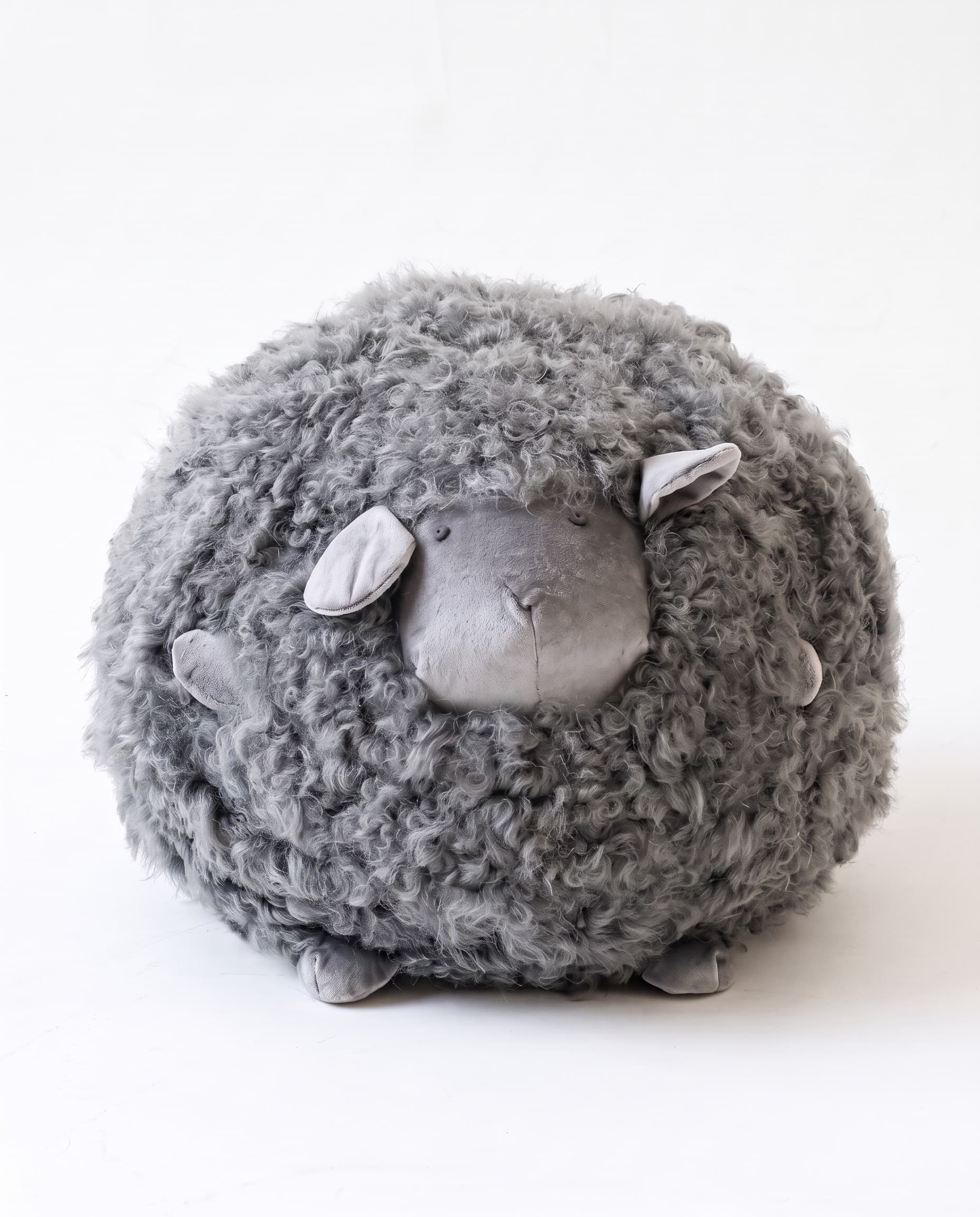 Mouton décoratif en peau de mouton — Gris fumé — vu de face