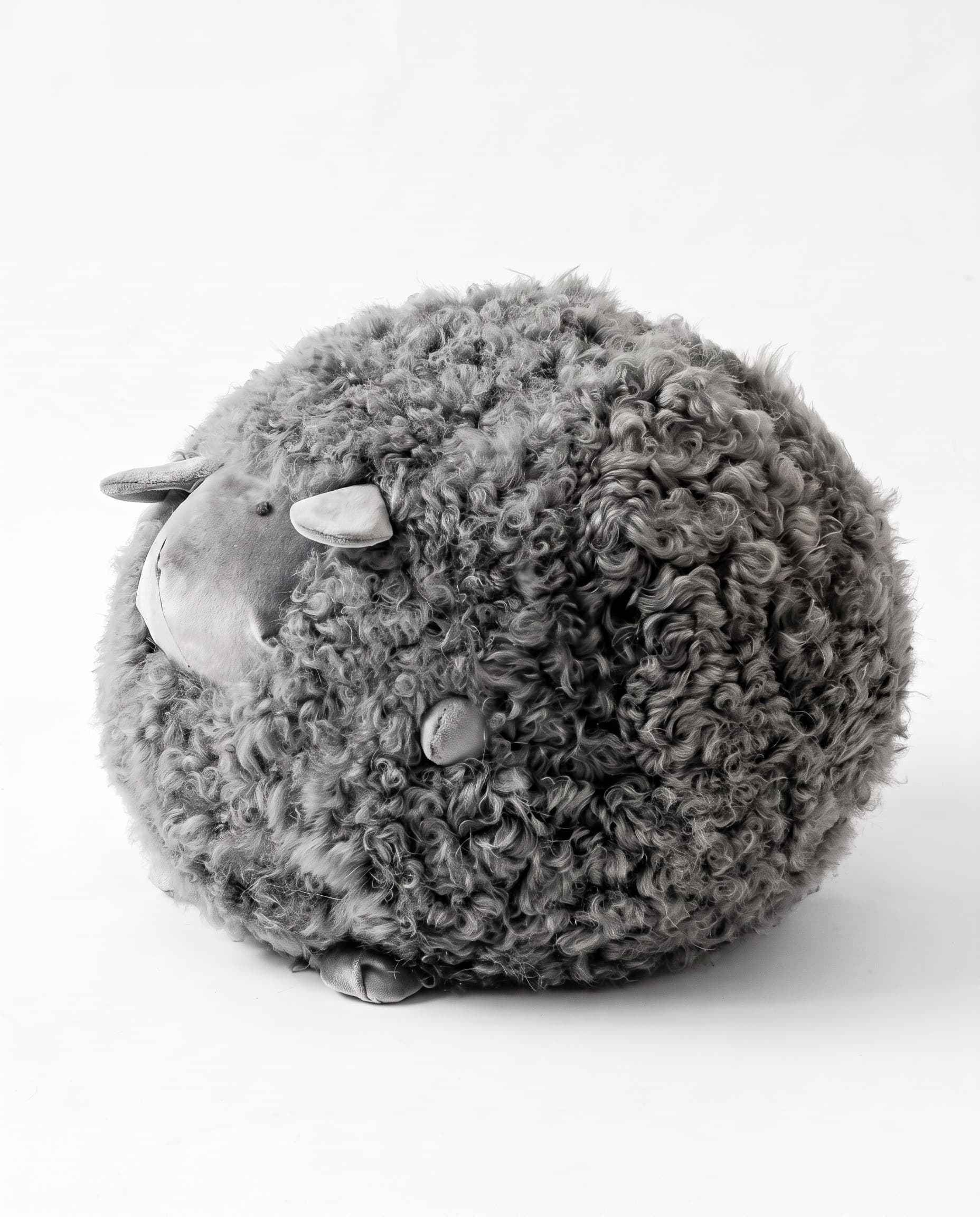 Mouton décoratif en peau de mouton — Gris fumé — de profil