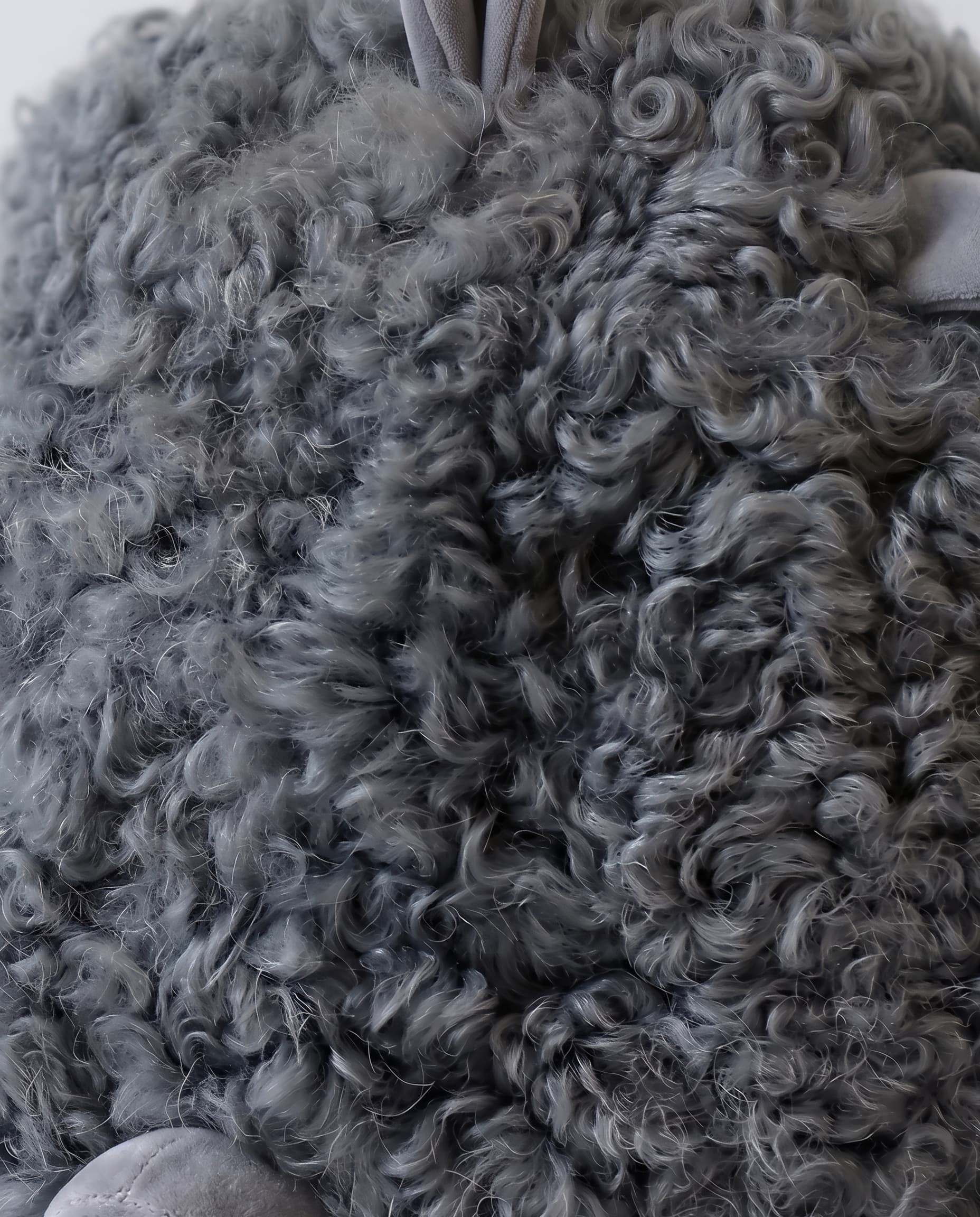 Mouton décoratif en peau de mouton — Gris fumé — la toison de près