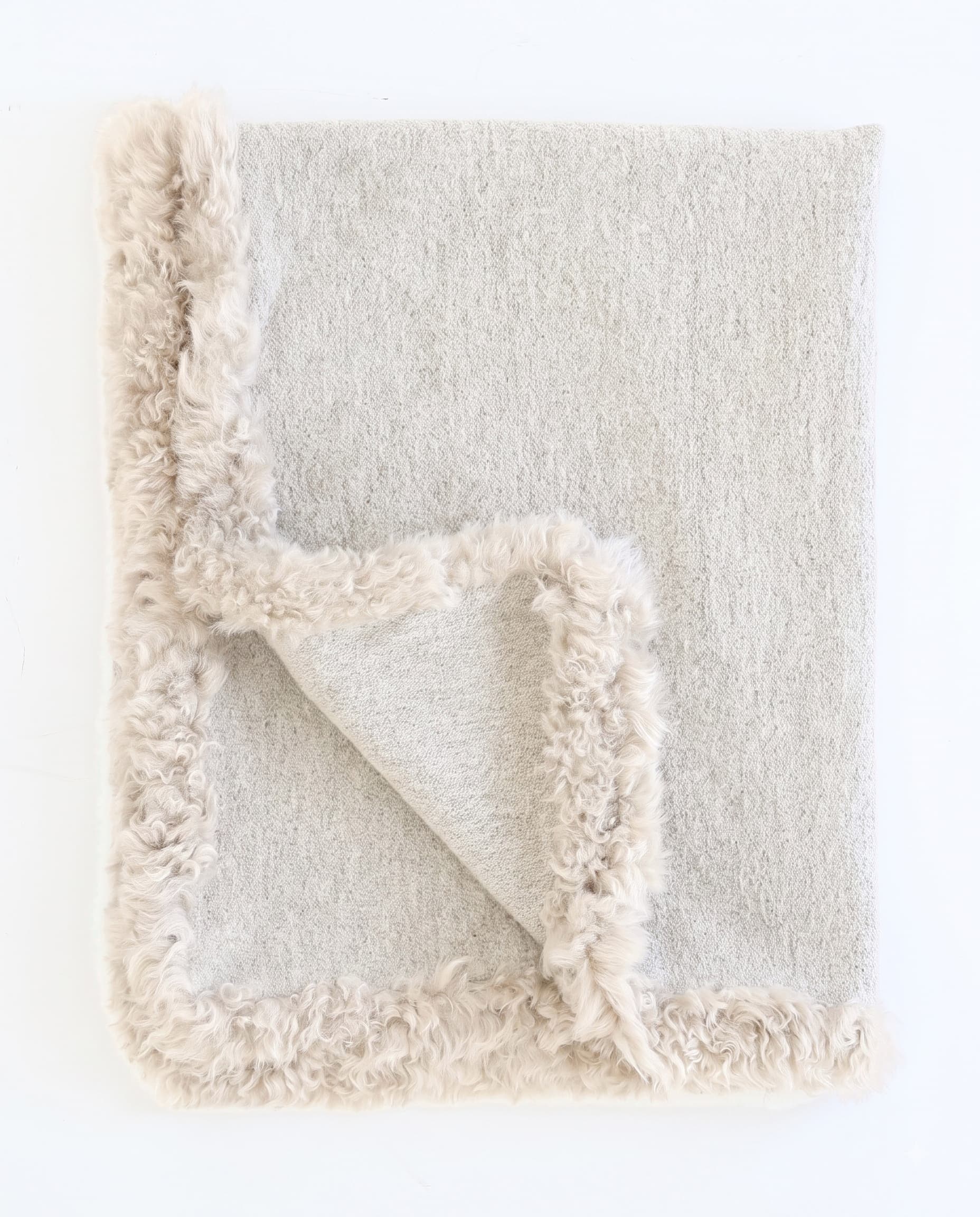 Plaid en alpaga et agneau — Blanc cassé, bordure d’agneau, 120 × 150 cm