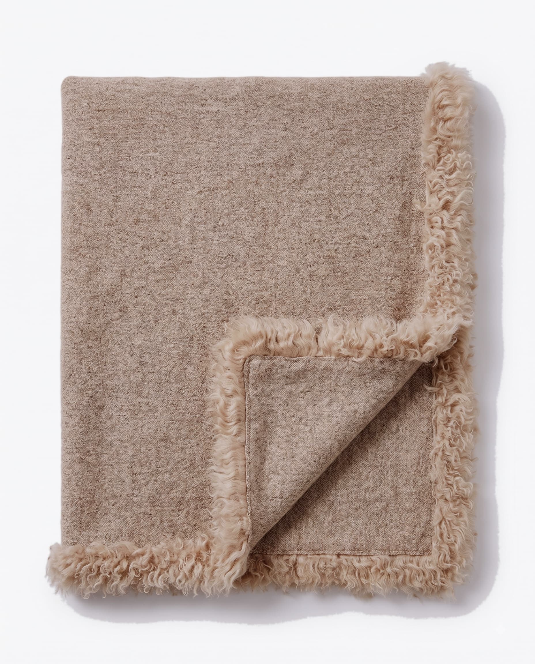 Plaid en alpaga et agneau — Beige — bordure d’agneau, 120 × 150 cm