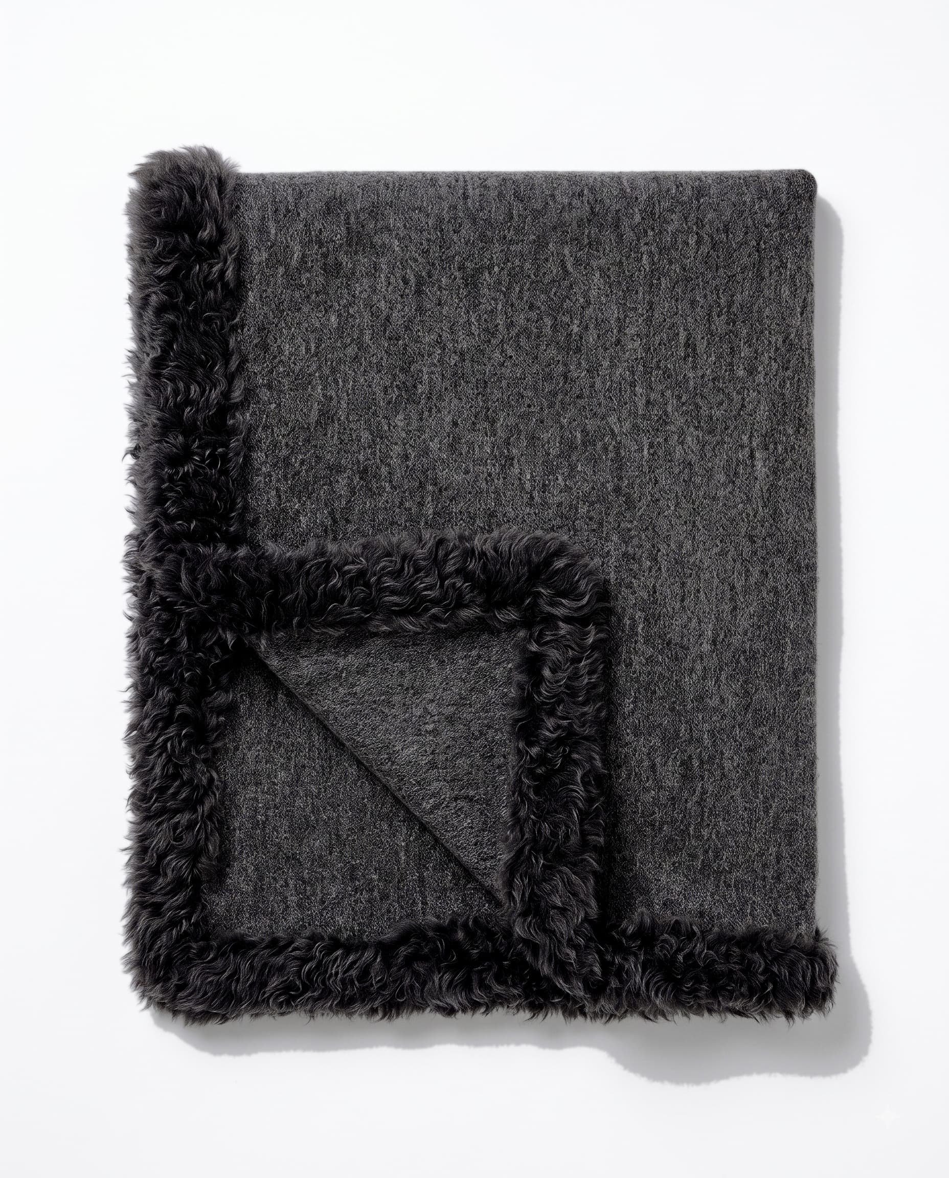 Plaid en alpaga et agneau — Anthracite chiné — bordure d’agneau, 120 × 150 cm