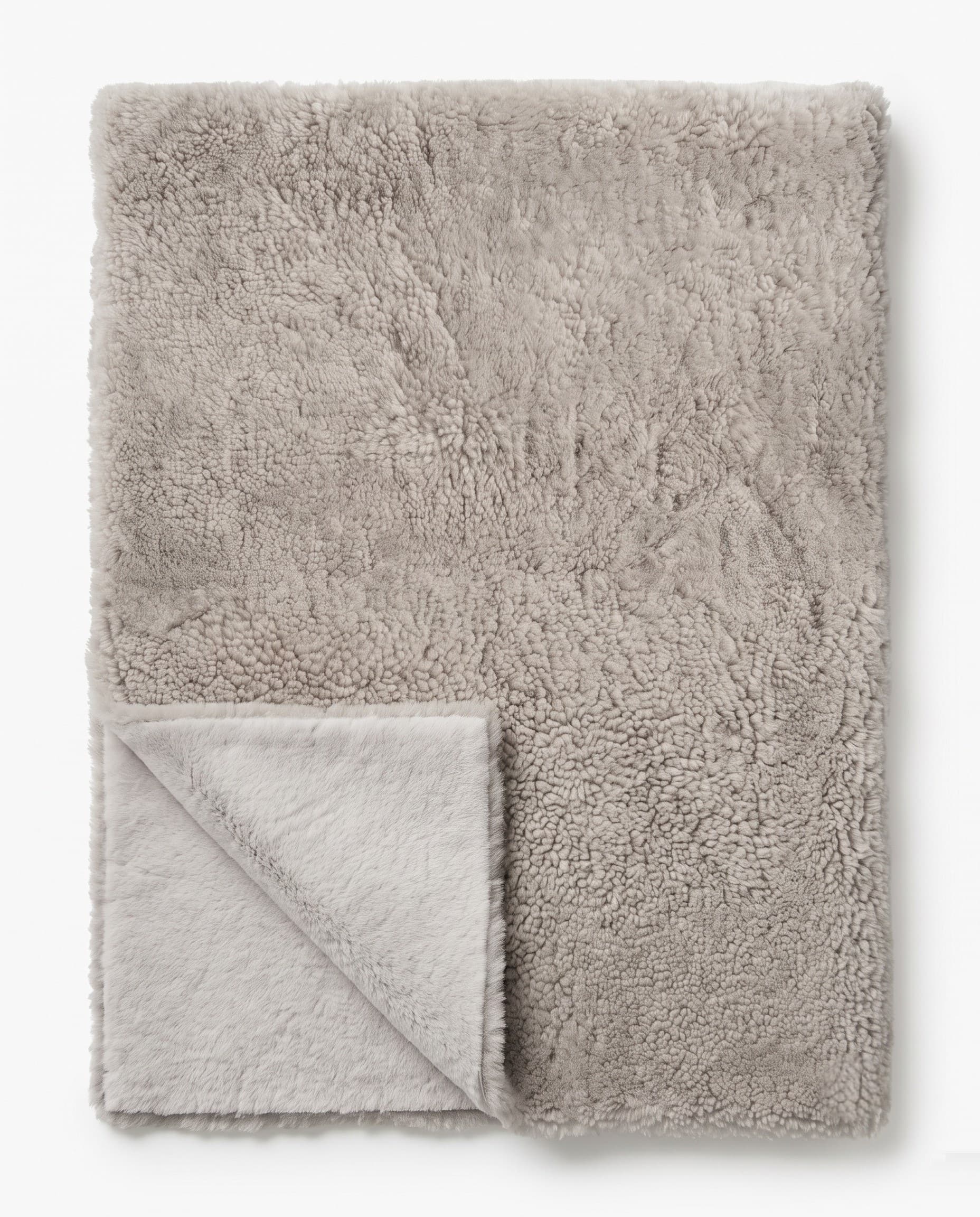 Plaid en peau lainée tondue — Gris clair — 140 × 200 cm
