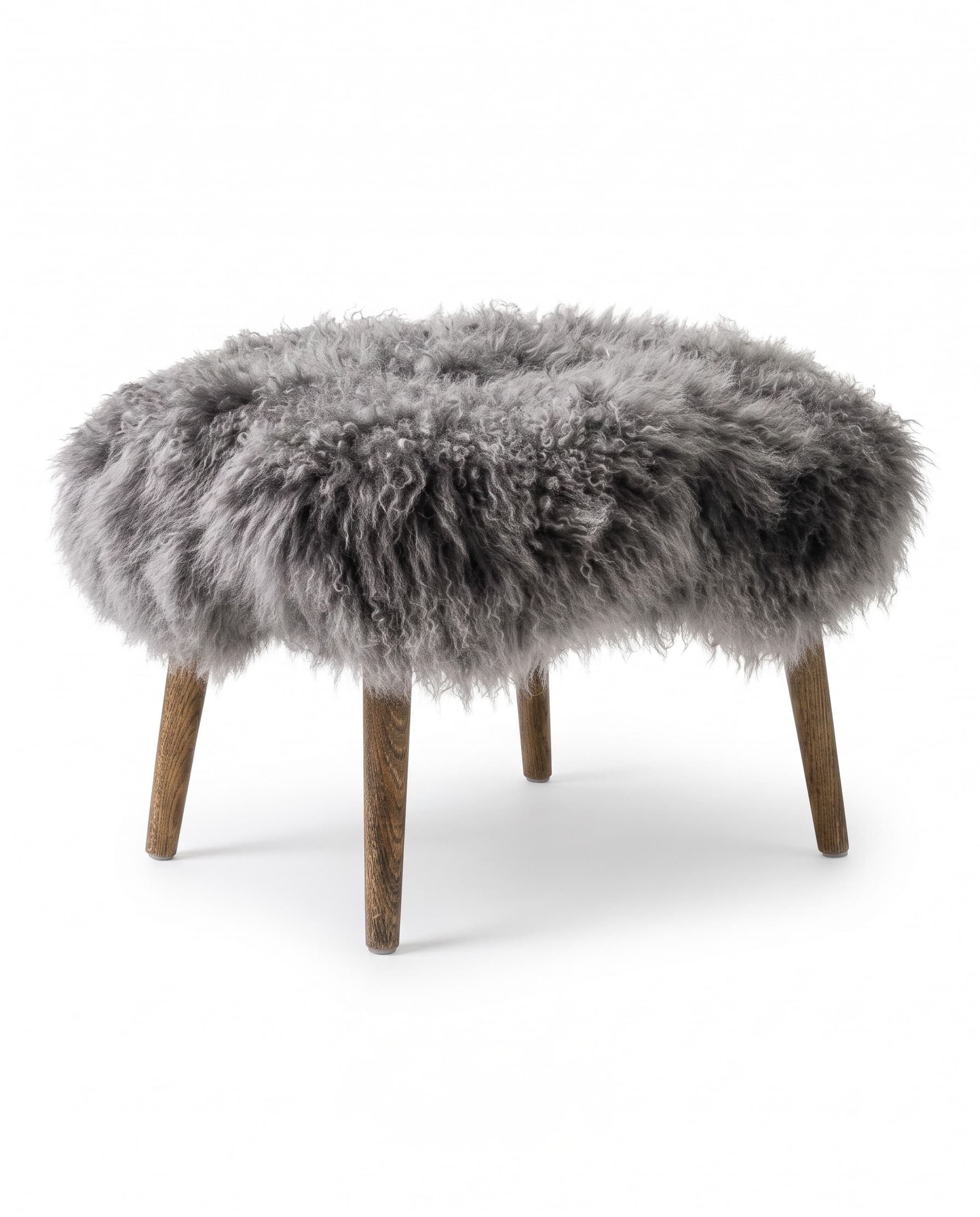 Tabouret en agneau tibétain vu de trois quarts — épaisseur de l'assise et inclinaison des pieds