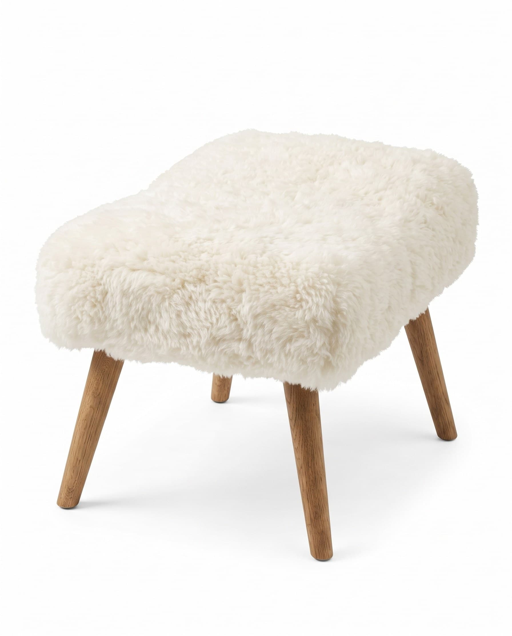 Tabouret Bever vu de trois quarts — assise ovale et quatre pieds fuselés en chêne