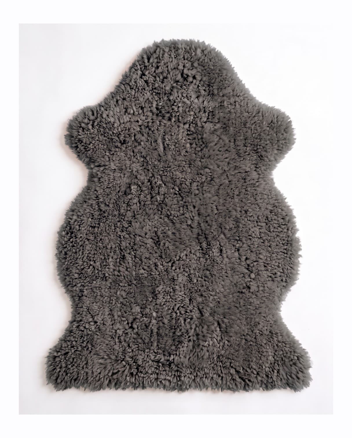 Tapis en peau lainée tondue — Gris fumé